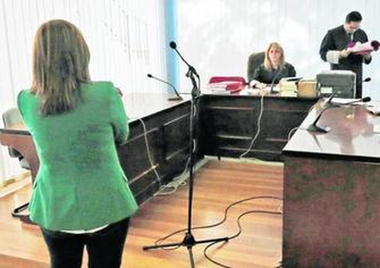 La jueza de lo Penal número 3, en una imagen tomada del primer día de la vista contra Sánchez, en primer término.