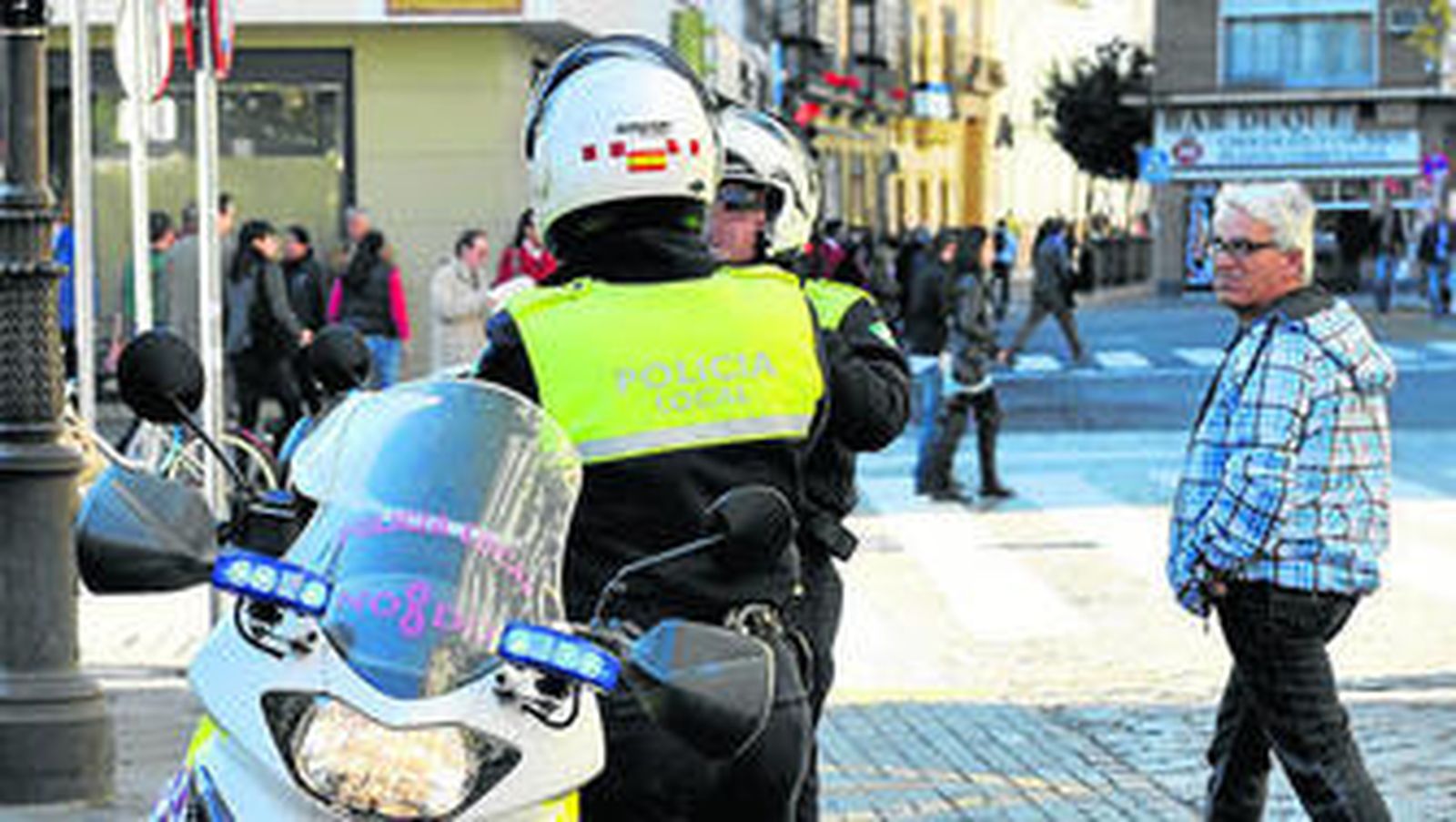 Dos policías locales patrullan en moto por el centro, en una imagen de archivo.