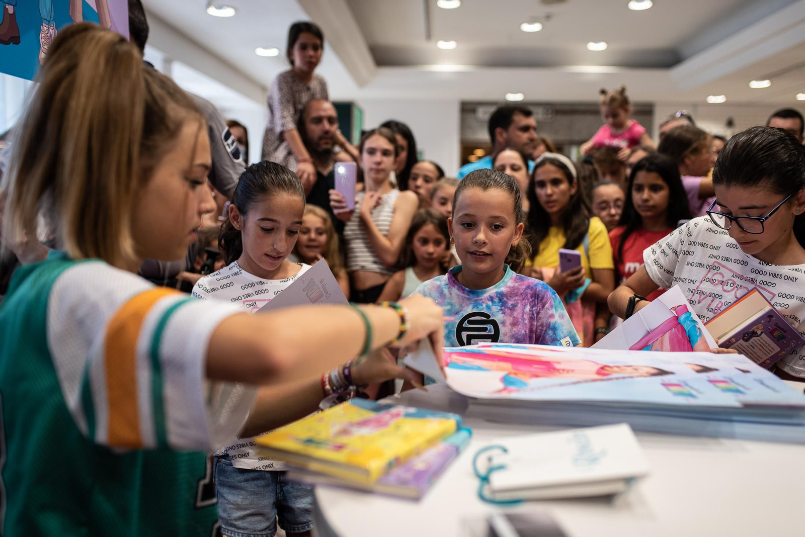 Imágenes de la firma de libros de la youtuber Indy en El Corte Inglés