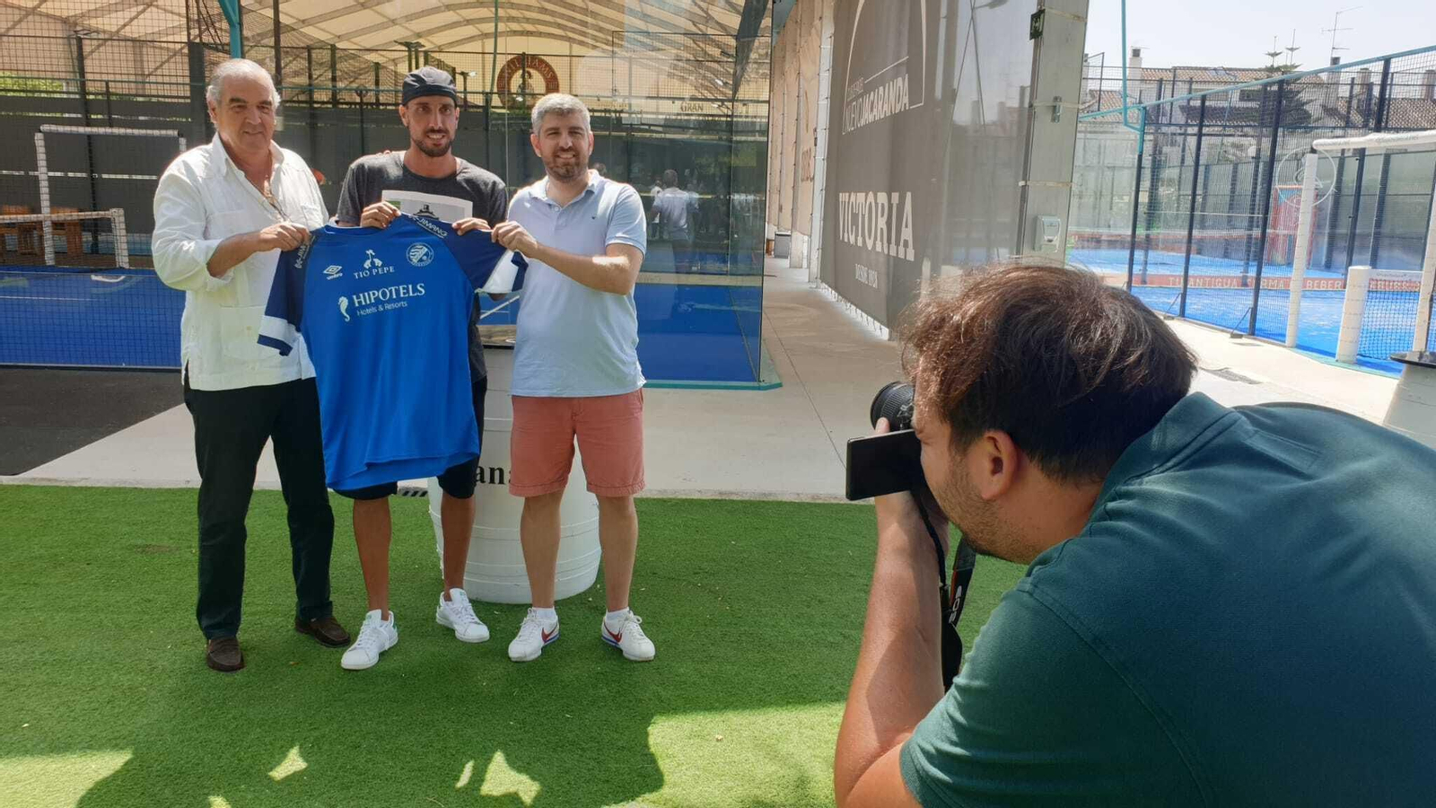 Sergio Martínez posa con la camiseta azulina junto a Ignacio de la calle y Marc Domínguez.-
