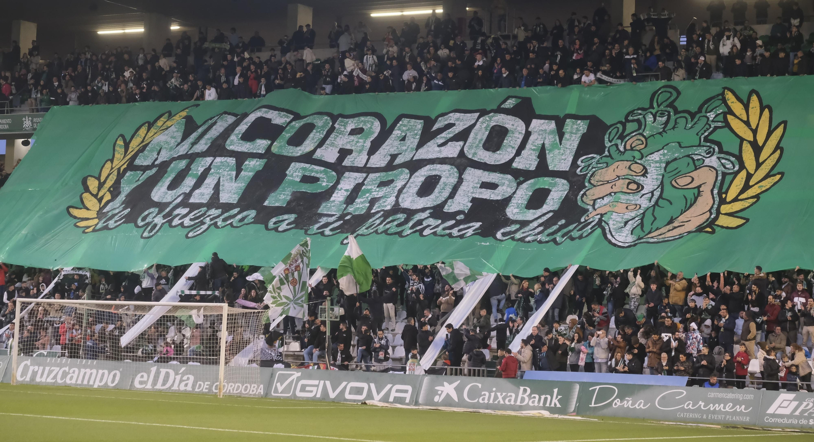 Tifo del Córdoba CF en el Fondo Sur de El Arcángel.