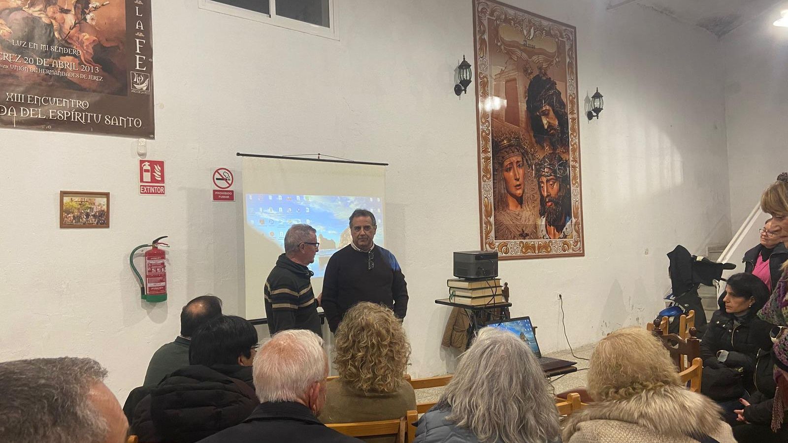 Un instante de la proyección fotográfica realizada en la casa de hermandad del Amor.