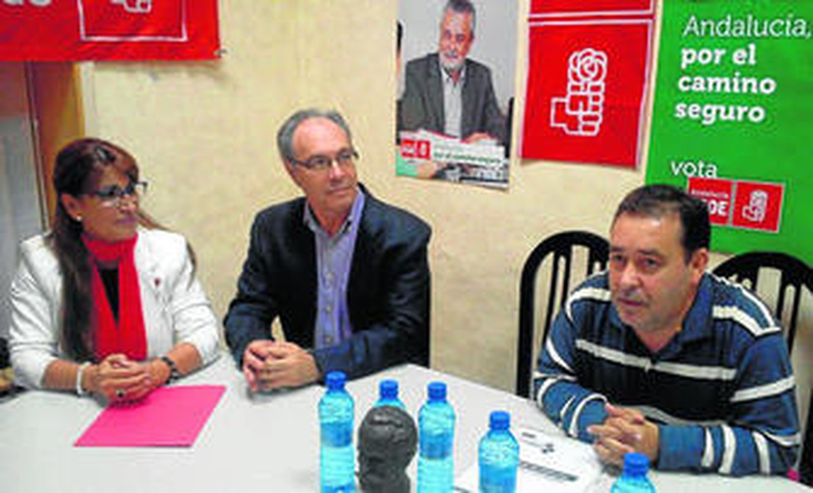 Luisa Ruiz y Juan Pablo Durán, en el centro, el sábado en la sede del PSOE de Peñarroya-Pueblonuevo.
