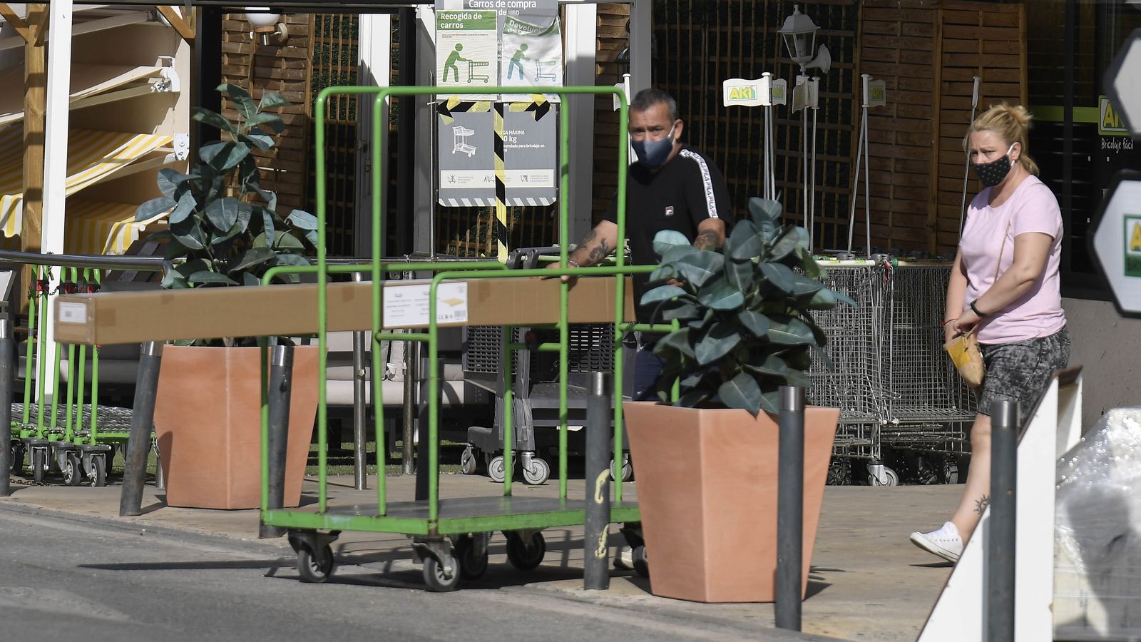 Clientes salen de uno de los establecimientos de Granada.