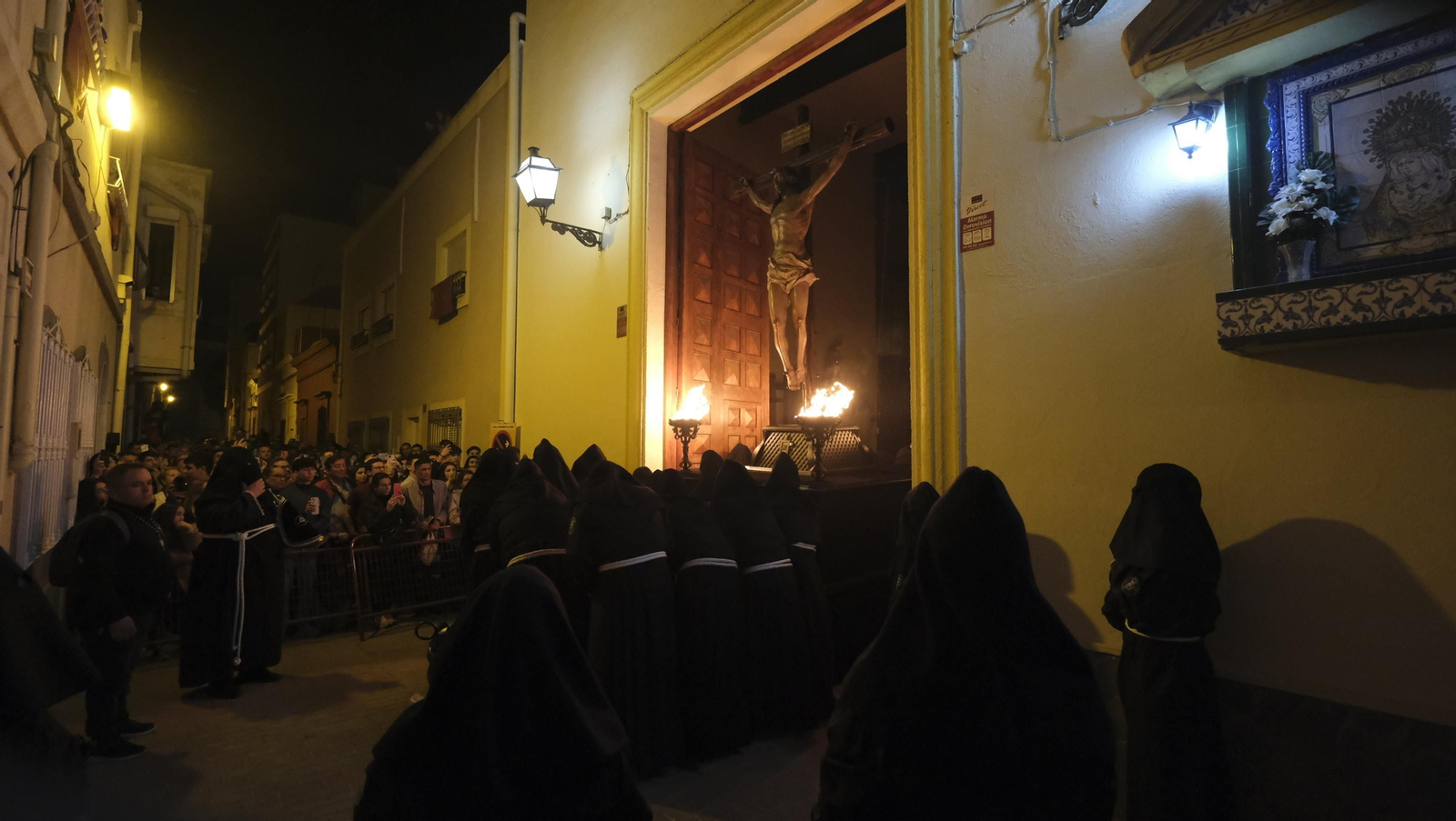 Procesión del Perdón en Almería, en imágenes