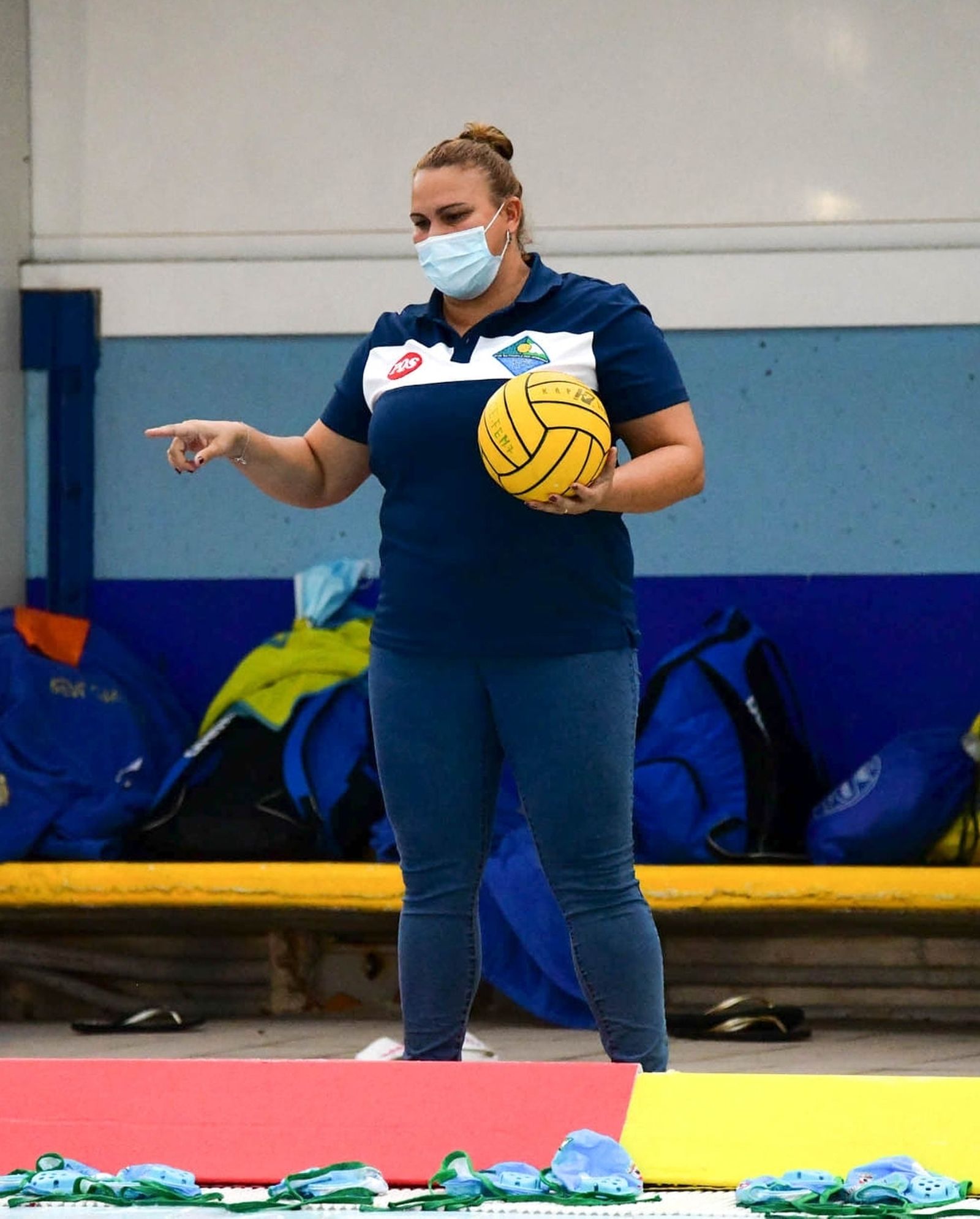 Lisandra Frómeta da instrucciones a sus jugadoras.