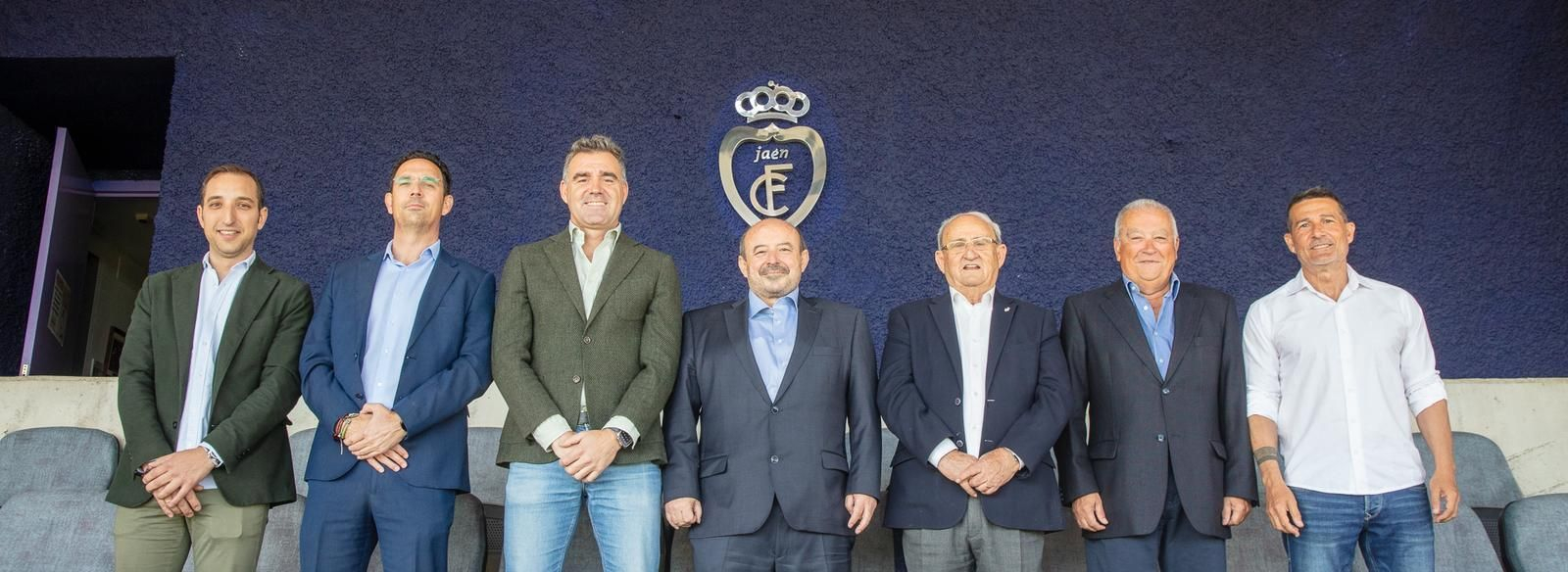 Los siete componentes del nuevo Consejo de Administración posan en el palco de autoridades de La Victoria.