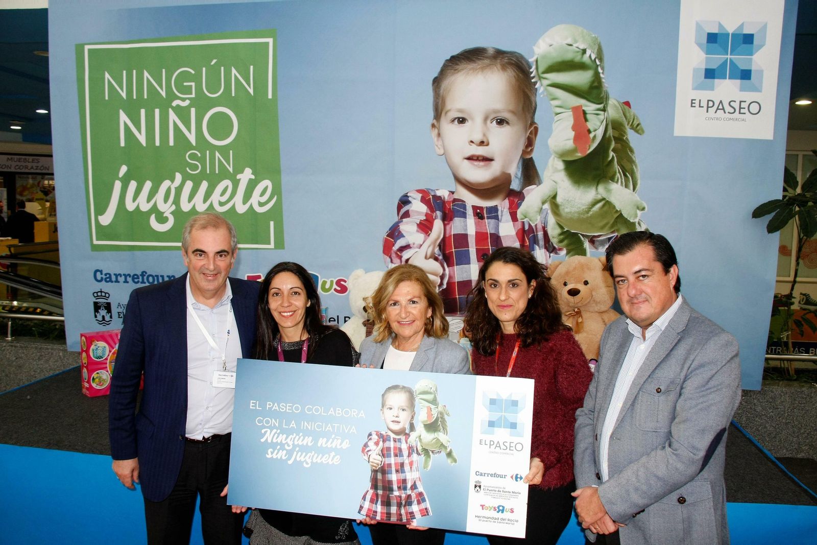 Mari Carmen Lara junto a Gonzalo Ganaza (hermano mayor de El Rocío), Sandra Fernández (gerente de El Paseo), José María Colom (director de Carrefour El Paseo) y Elena Ruiz (responsable de ToysRus).