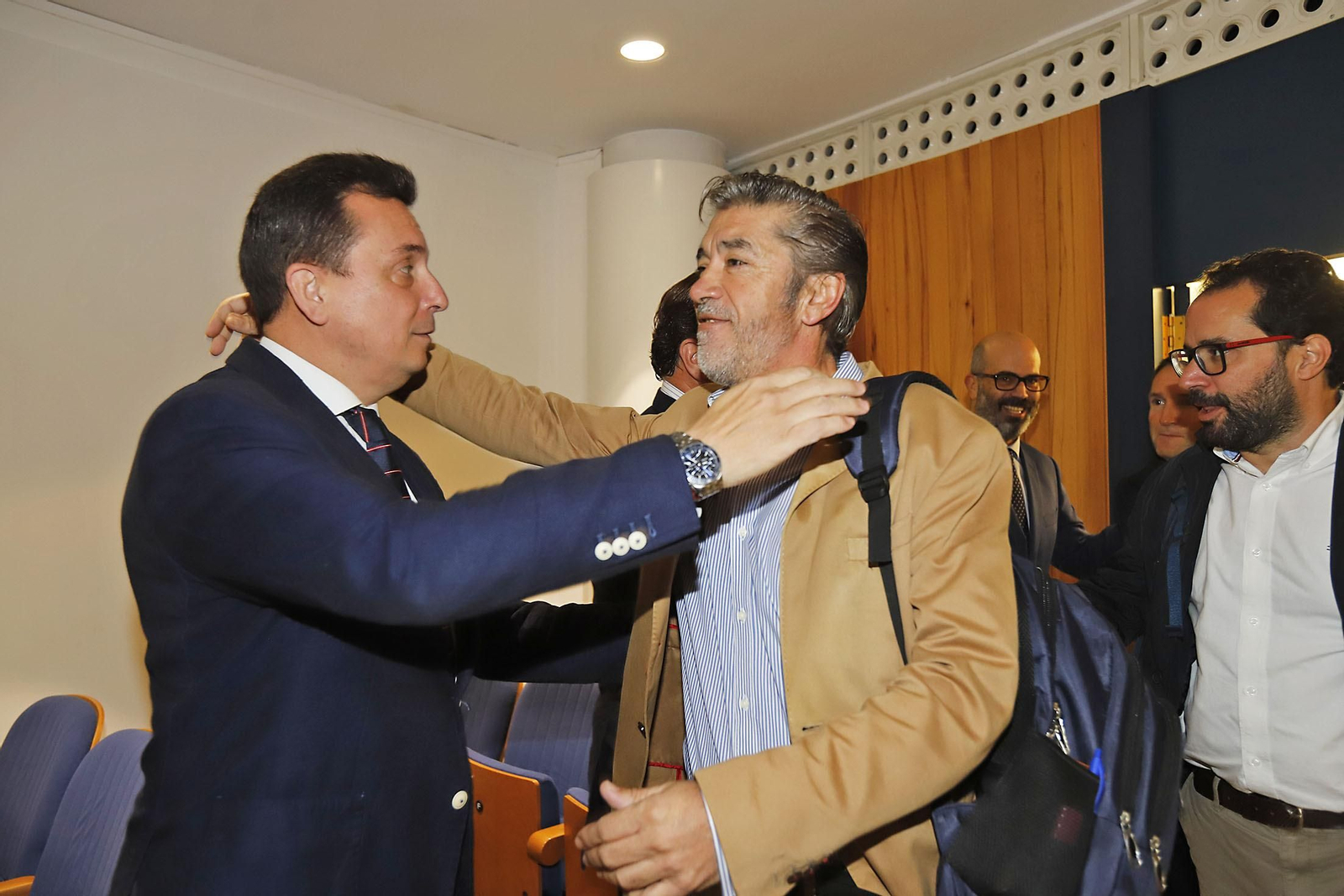 Recepción de invitados en la Jornada técnica Huelva a debate, 'Gestión del agua ante la escasez', de Huelva Información, Grupo Joly y Fundación Caja Rural del Sur