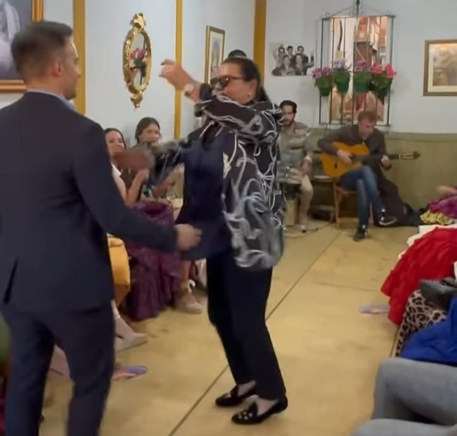 María del Monte en pleno baile por sevillanas