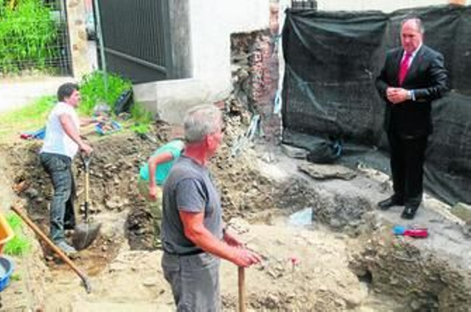 Imagen del alcalde, José Ignacio Landaluce, visitando la zona de las excavaciones junto a Villa Smith en el Parque de Las Acacias.