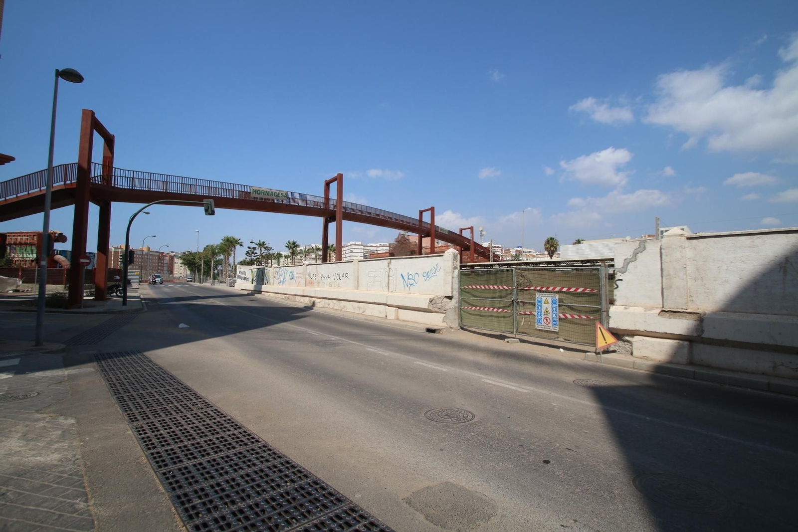 El muro que separa la carretera de las vías del tren desaparecerá en breve.