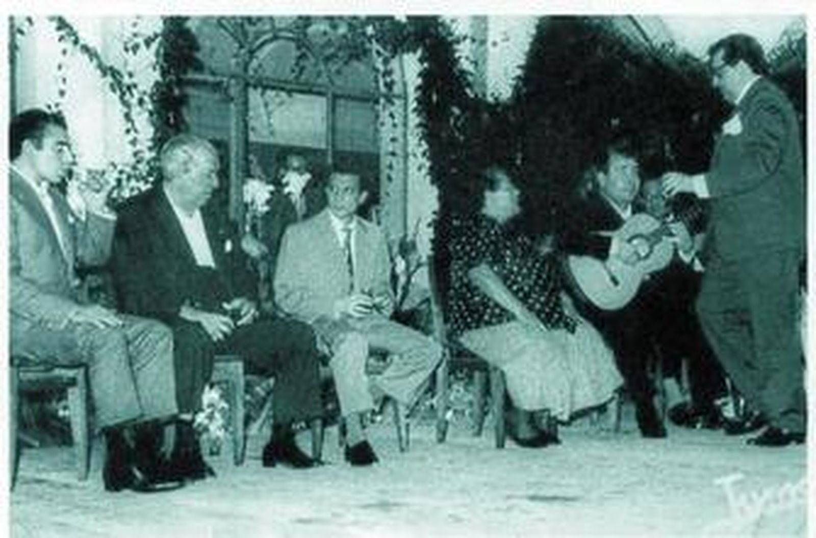Los hermanos Amós y Beni de Cádiz, junto a otros artistas y el Niño del Solano, en los Cursos de 1961.