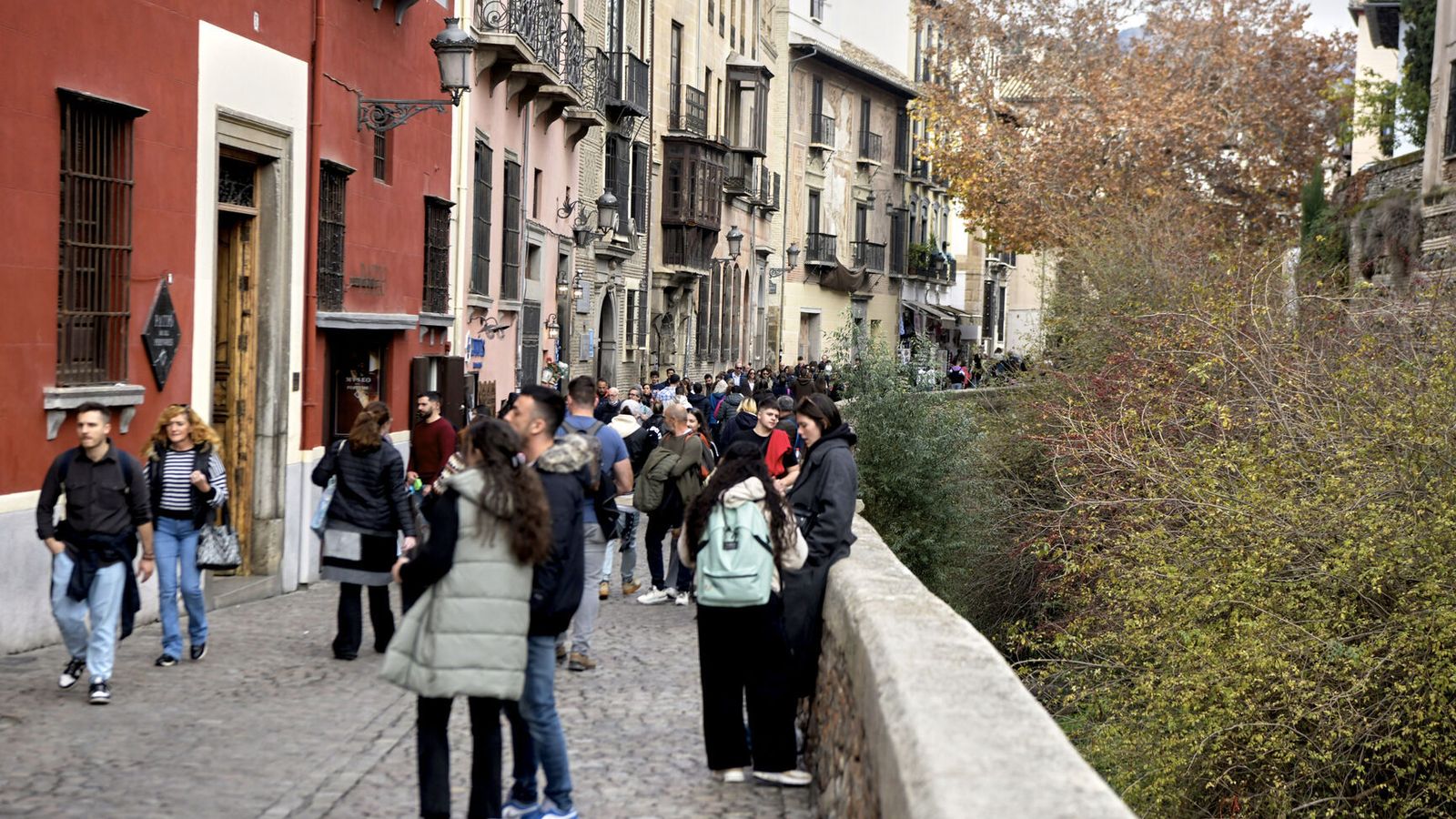 La Carrera del Darro, la calle más bonita del mundo, es centro neurálgico del turismo estos días