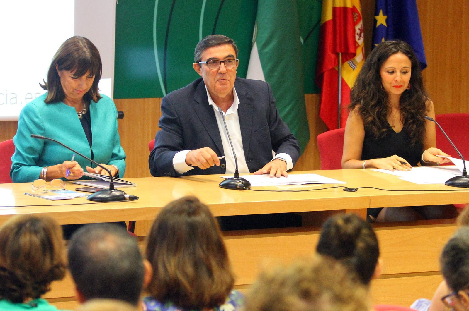 Imágenes de la bienvenida a los más de 70 Auxiliares de Conversación para centros educativos bilingües de la provincia de Huelva .