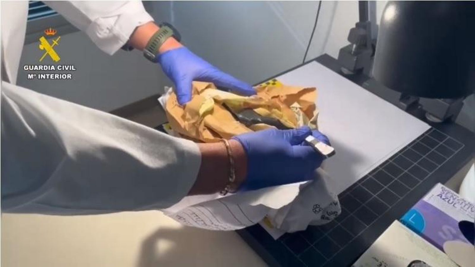 La bolsa donde estaba el bebé metido.