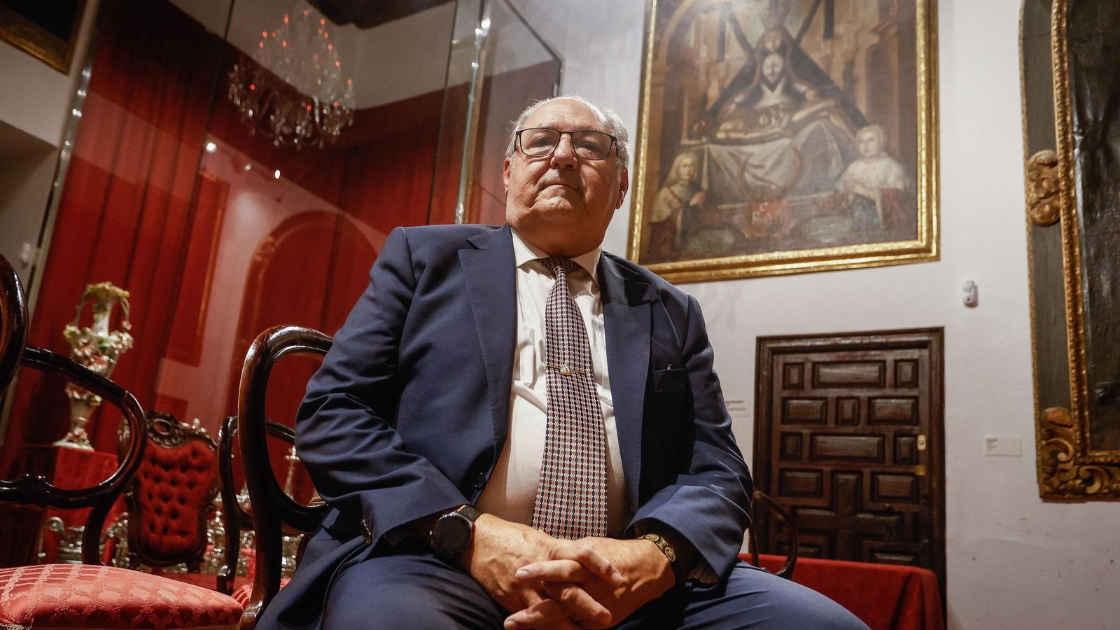 Antonio González en una de las dependencias de la Hermandad Patronal de la Virgen de las Angustias de Granada