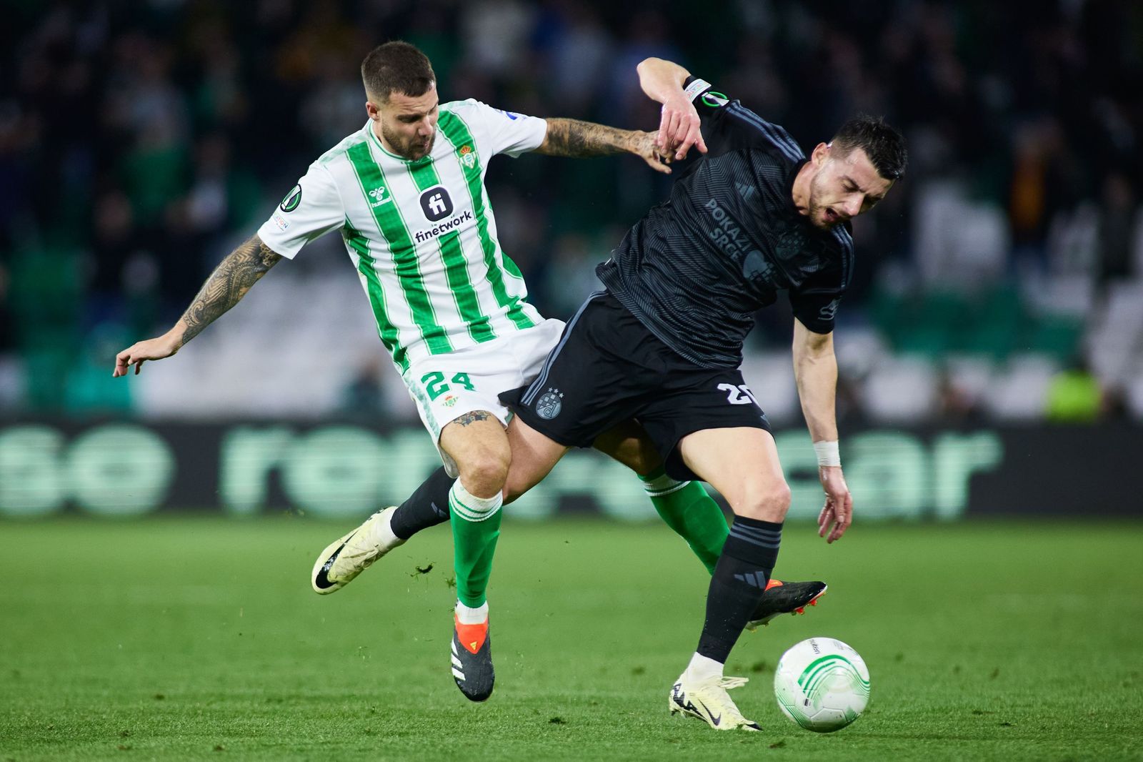 Ruibal disputa un balón con Hoxha.