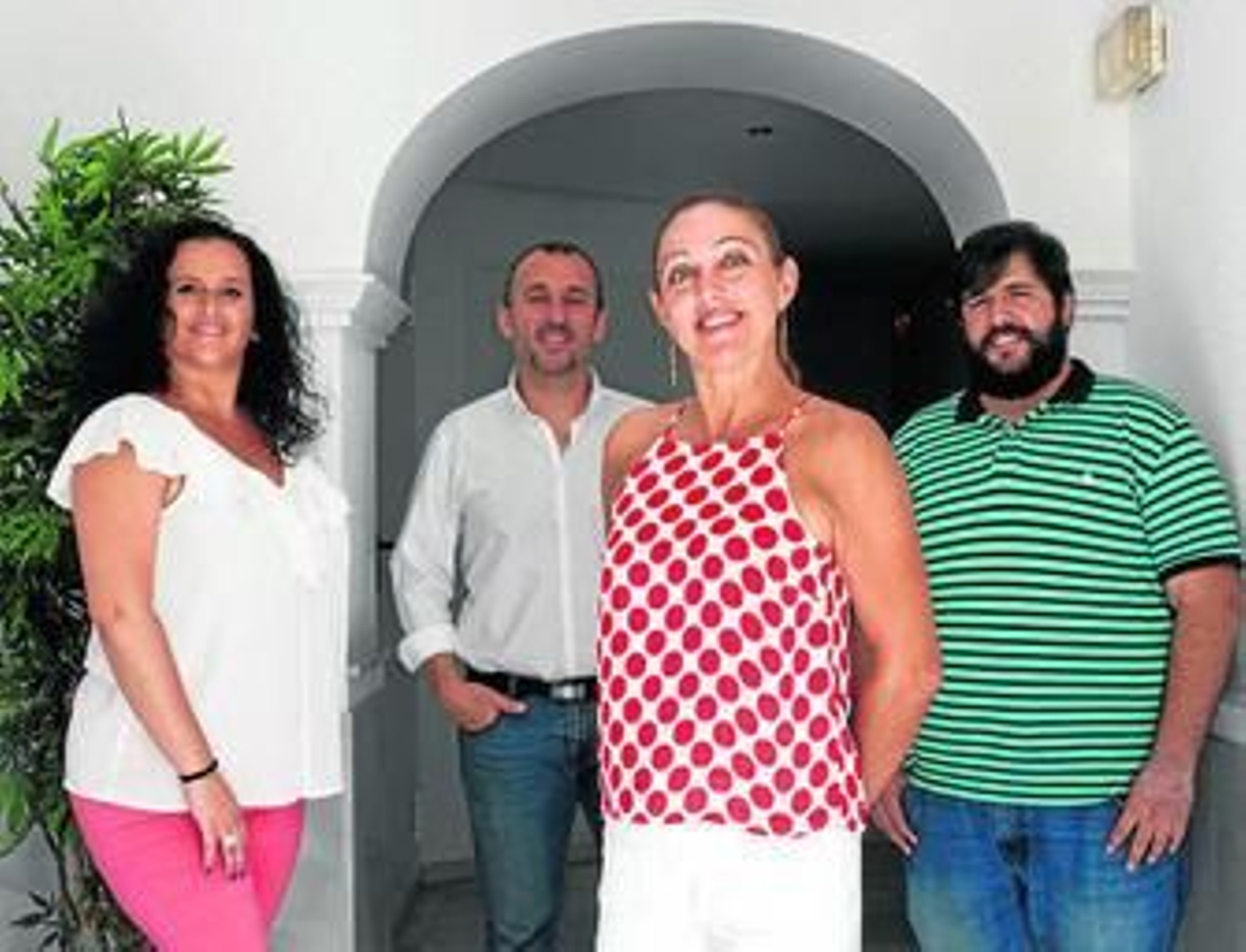 Charo Benítez, en el centro, acompañada de Esther Fernández, Manuel Butrón y Antonio Ramos.
