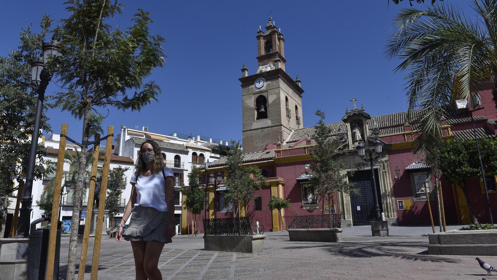 El bello pavimento de la Plaza de San Lorenzo con chinos y ladrillos a sardinel.