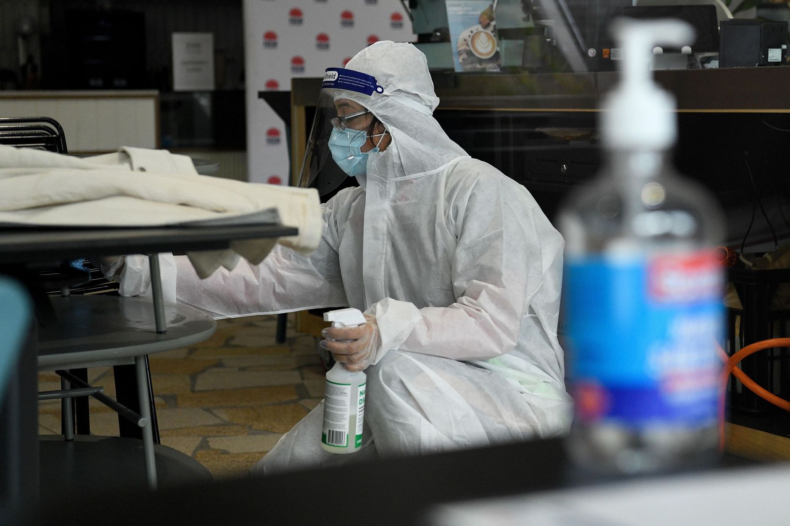 Labores de desinfección en un establecimiento.