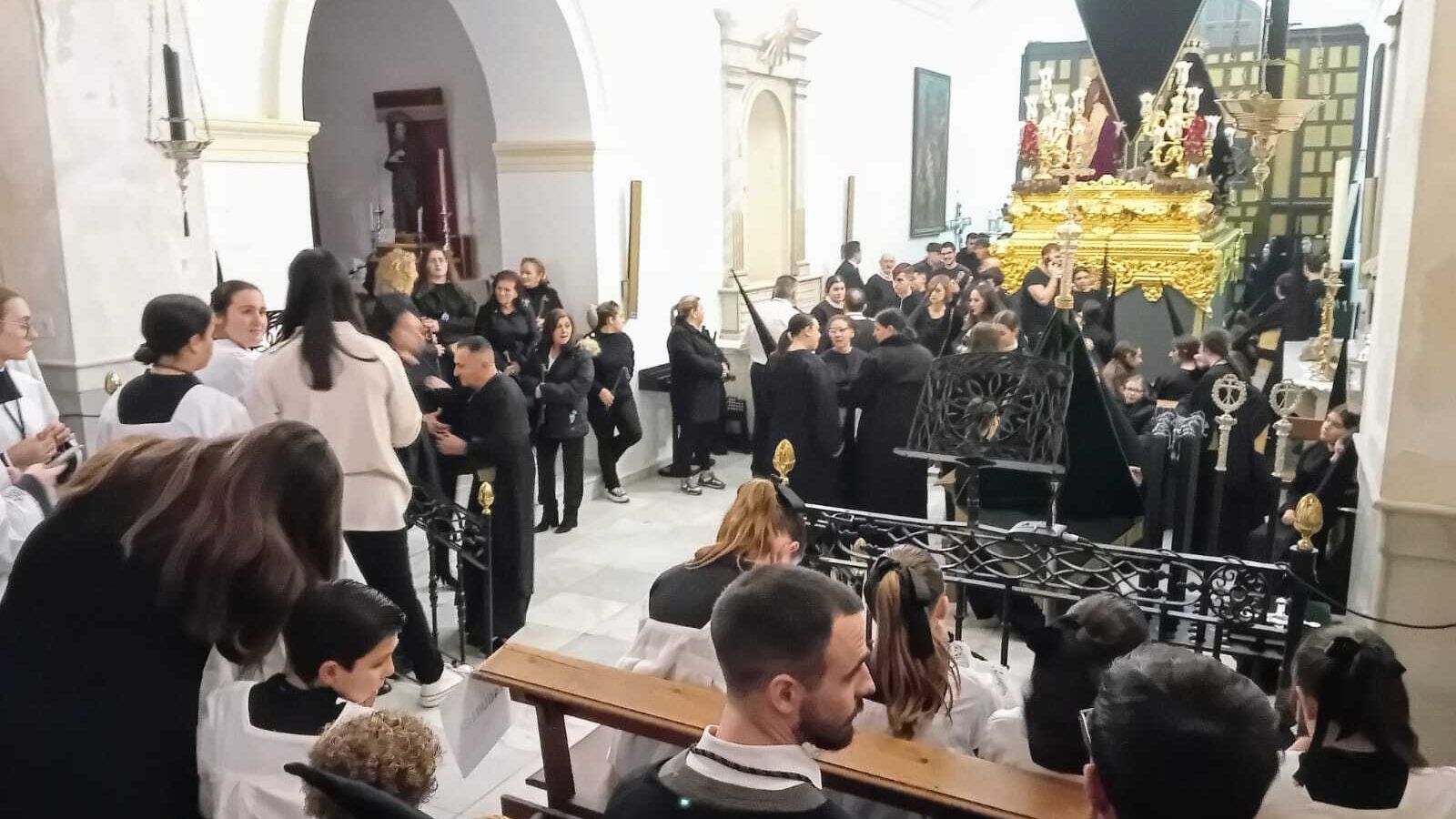 Penitentes y acólitos, esperando la decisión de la junta de gobierno de Vera Cruz.