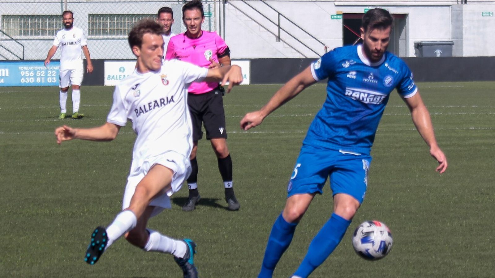 Pablo García pugna con Oca en el partido de la primera vuelta en el Murube.