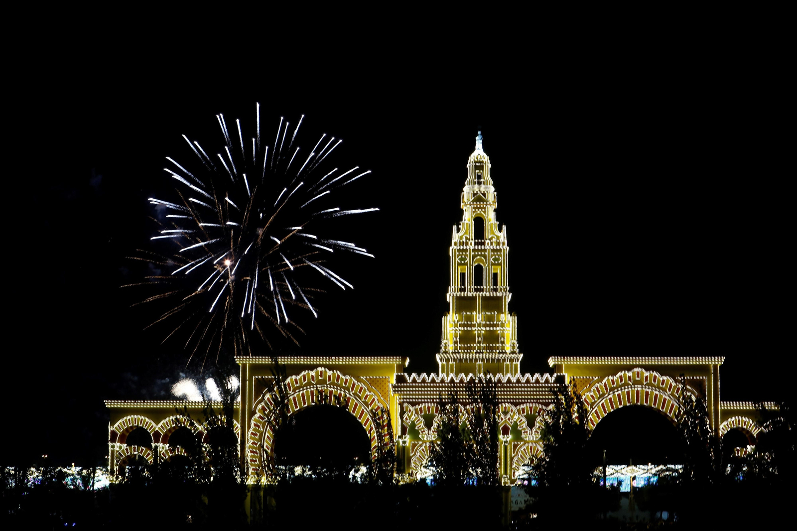 El espectáculo de fuegos artificiales de la Feria de Córdoba 2023, en imágenes