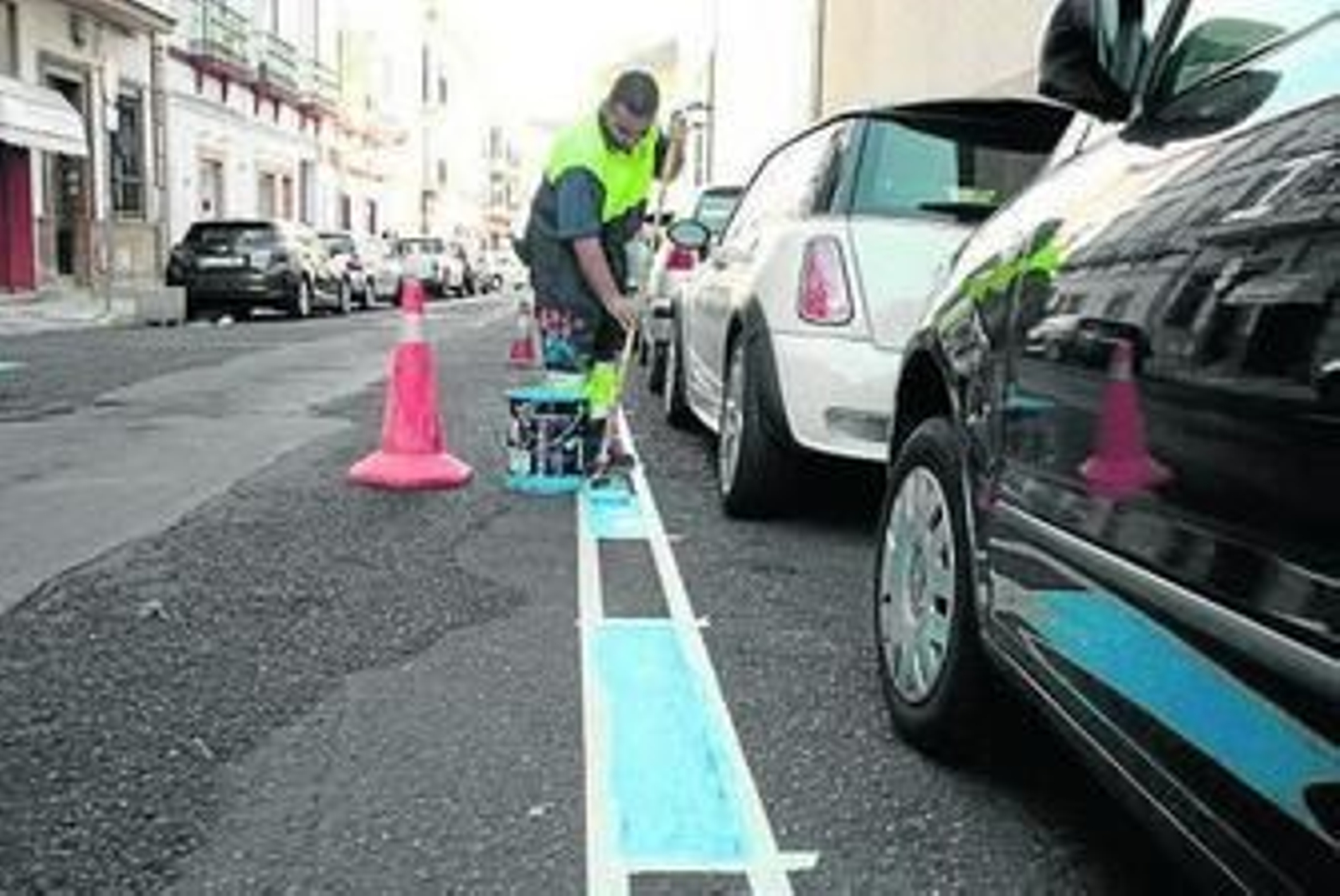 Operarios trabajando en la instalación de la zona azul