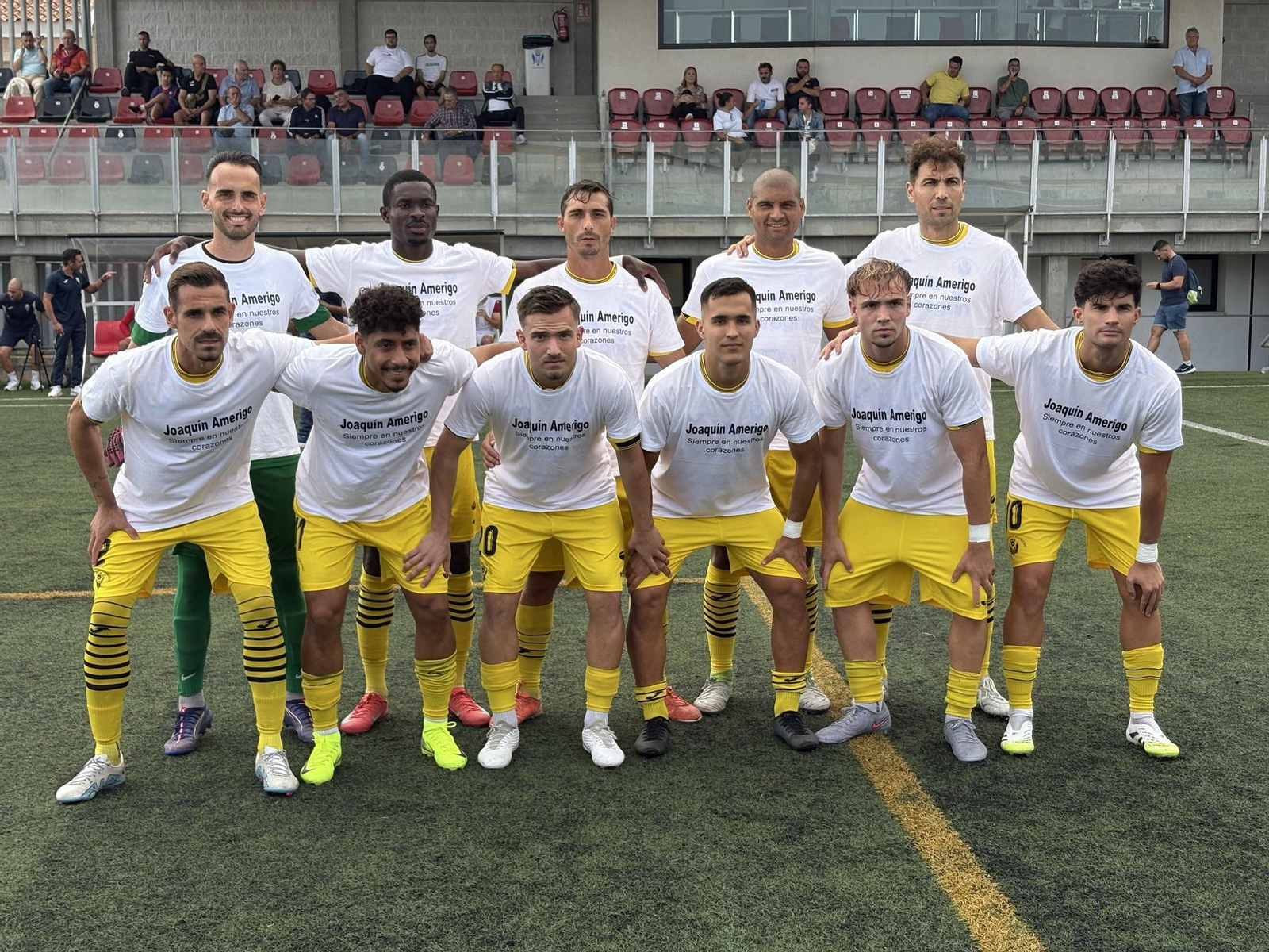 Once presentado por los rojinegros, quienes salieron con camisetas en memoria del periodista almeriense Joaquín Amérigo, fallecido esta semana