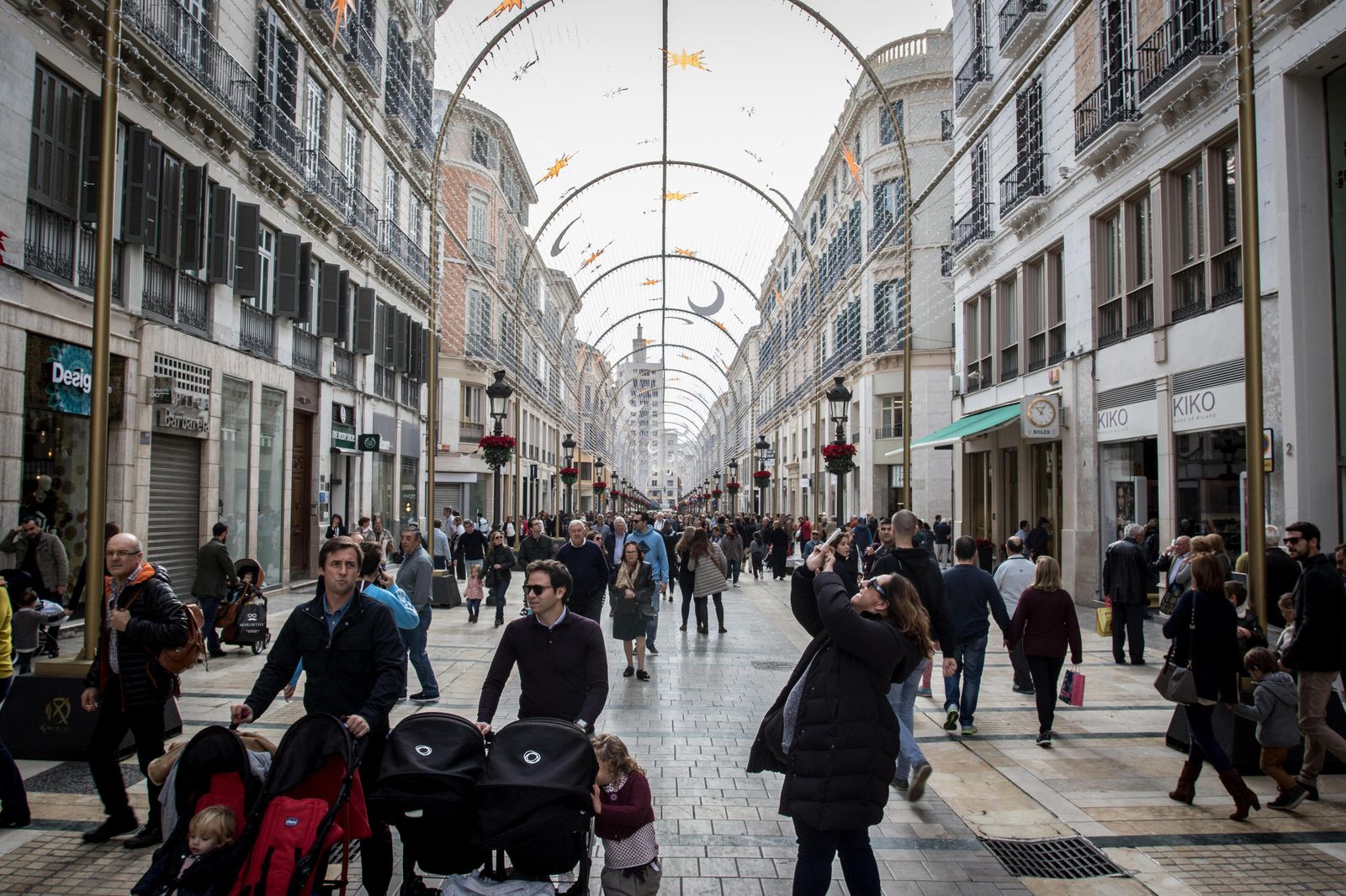 Imagen de archivo de vecinos de Málaga paseando por calle Larios.