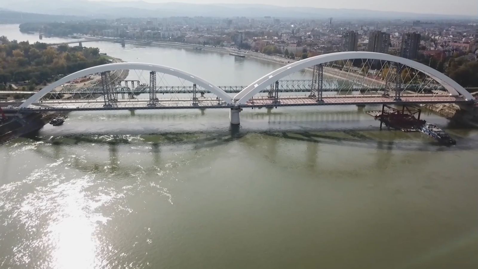 El puente de Azvi se levanta sobre el río Danubio a su paso por la ciudad serbia de Novi Sad.