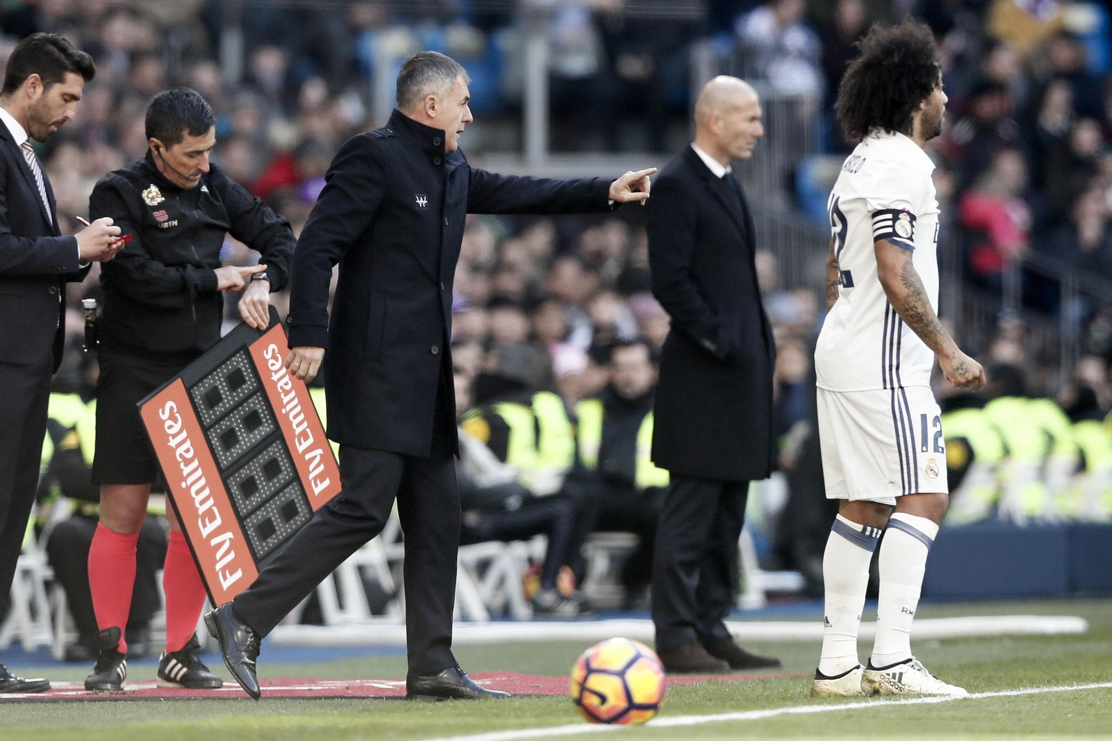 Lucas Alcaraz realiza una indicación en presencia del brasileño Marcelo.