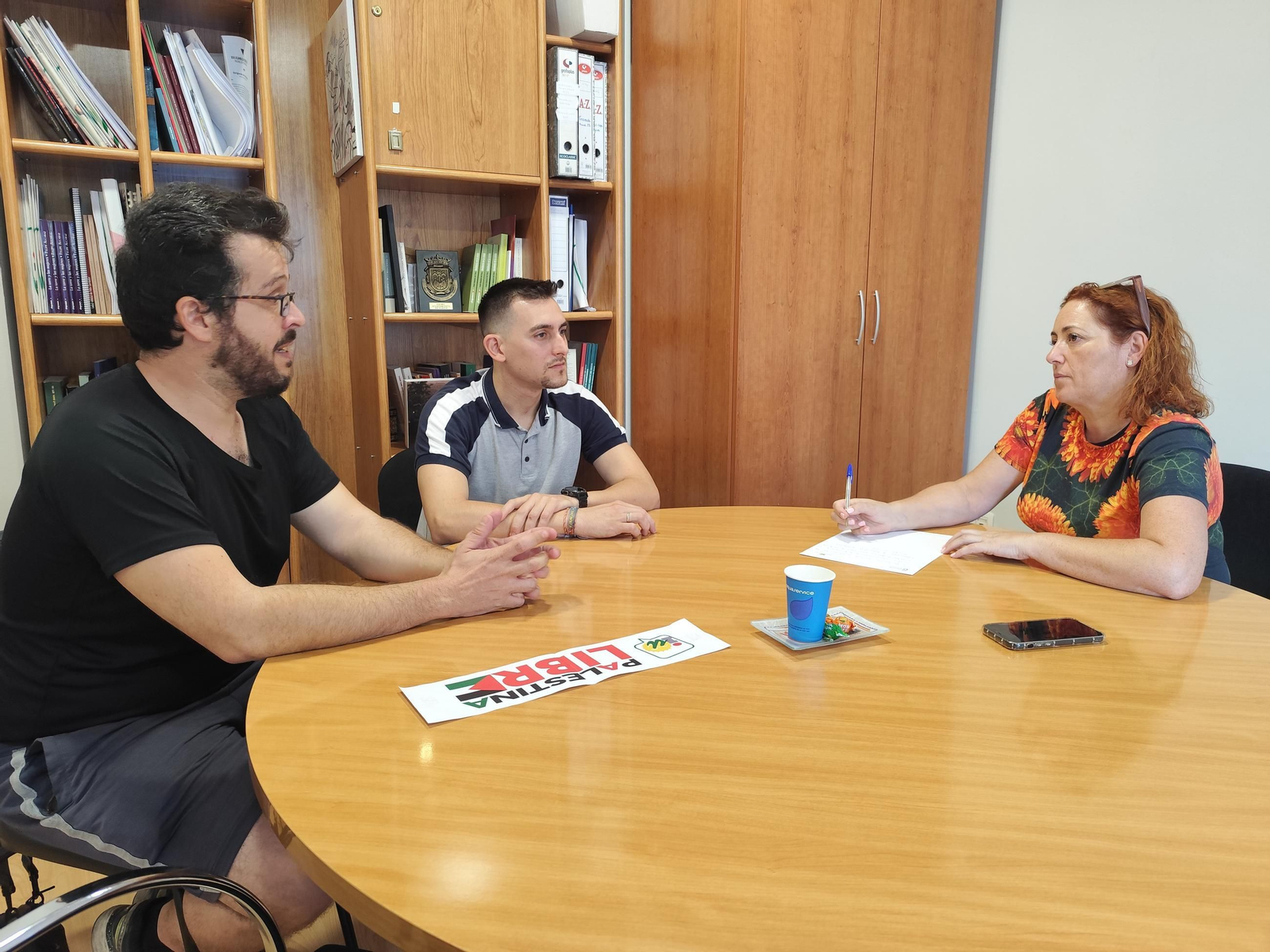 La coordinadora provincial de IU en Granada, Mari Carmen Pérez, en una reunión con la Asociación de Trabajadores del Movimiento INFOCA