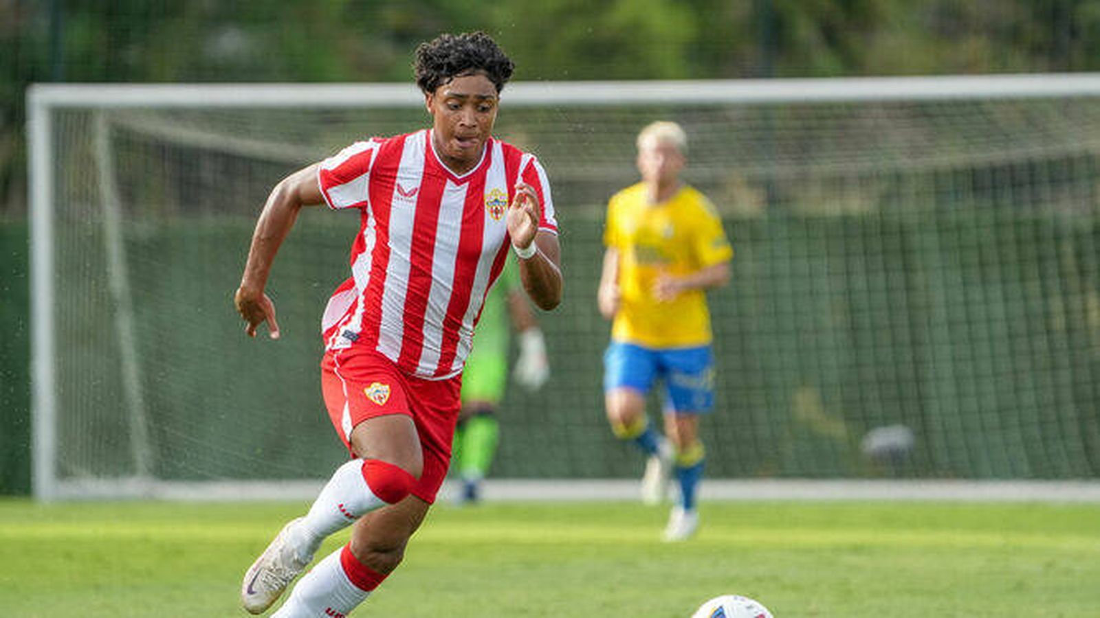Carlos Rojas conduce el balón en un amistoso con la UD Almería