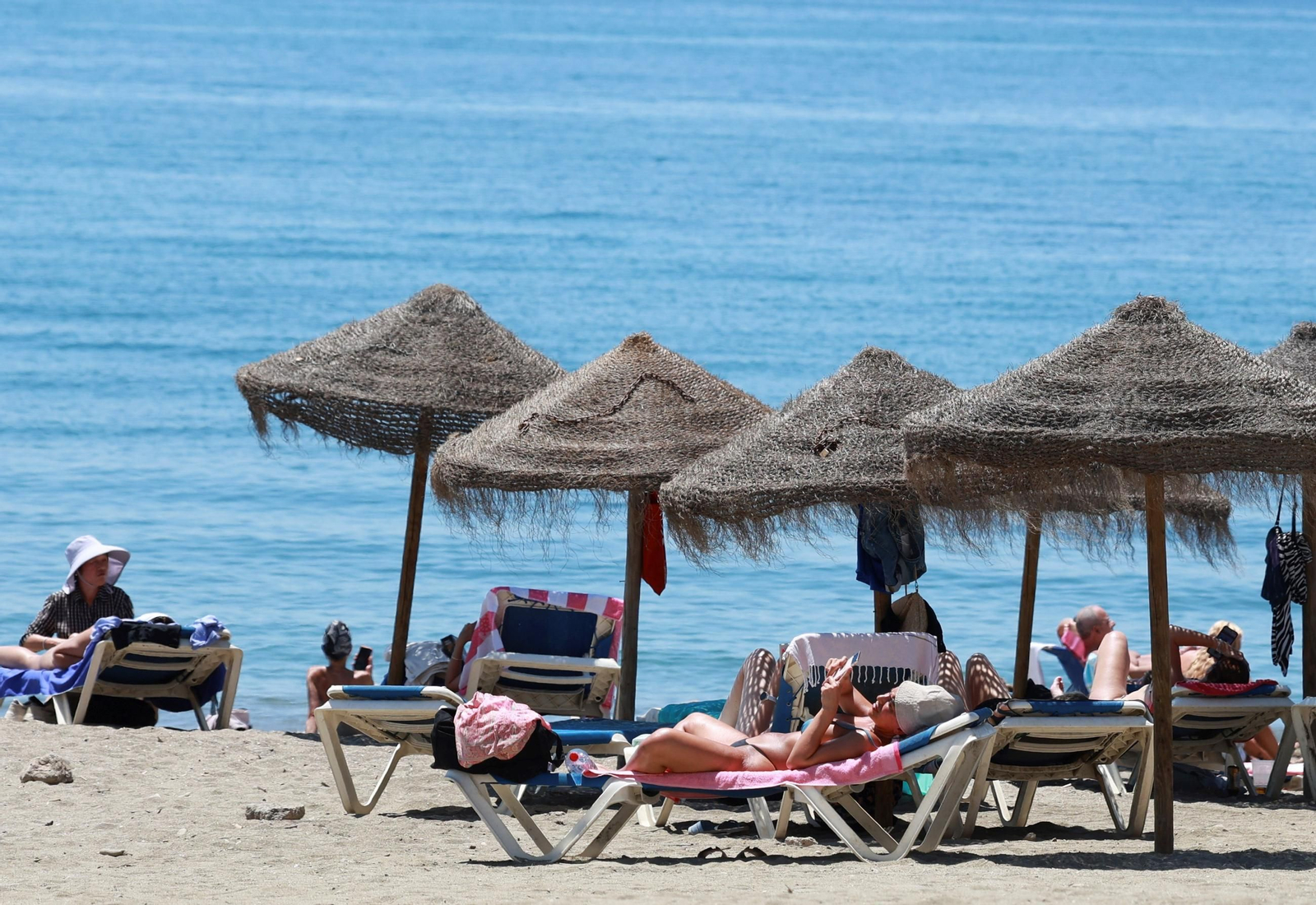 Los más de 30 grados llenan las playas de Málaga, en imágenes