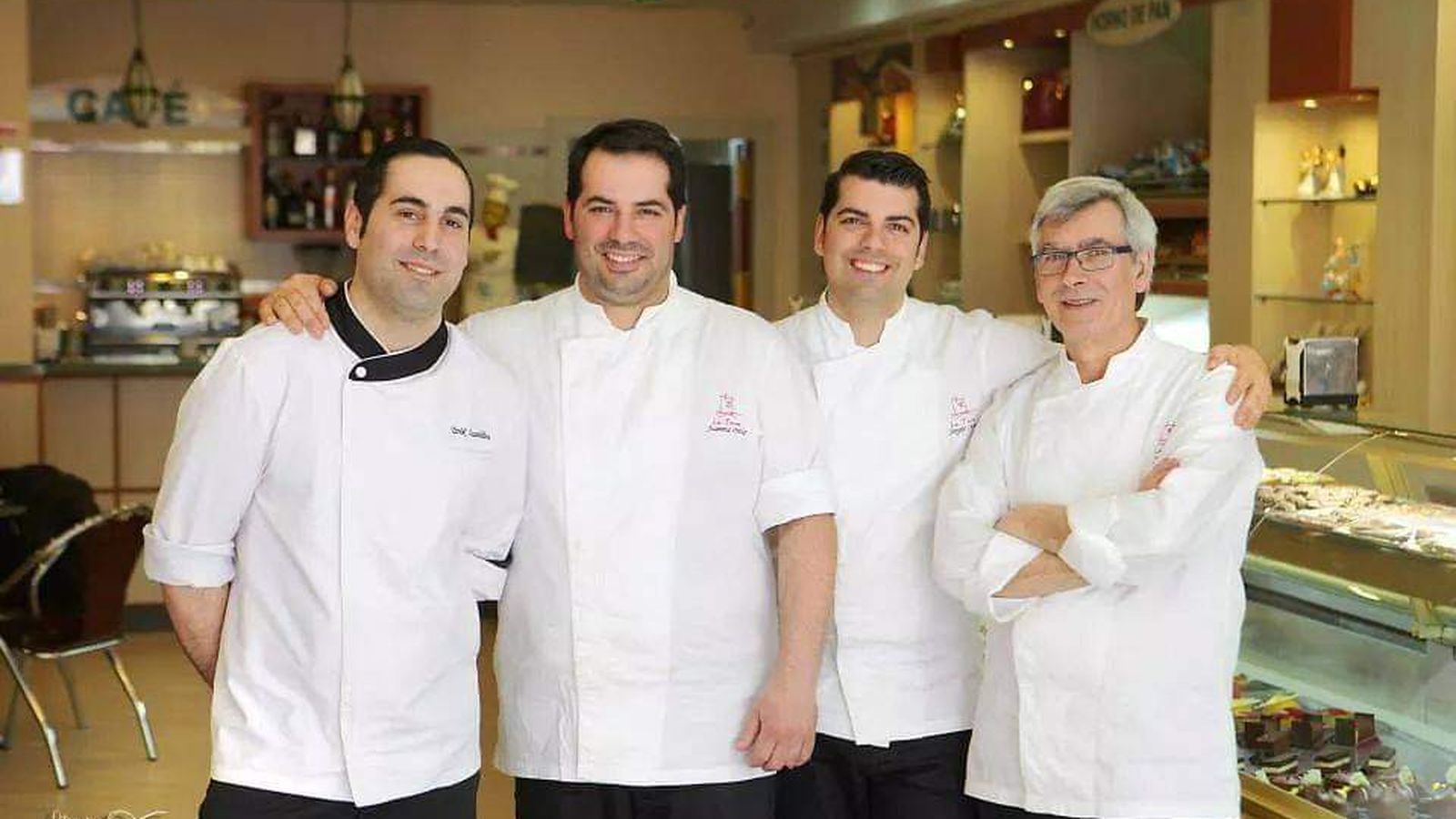 Juan Ortiz junto a sus hijos y Tarik, en Pastelería La Torre en Lepe