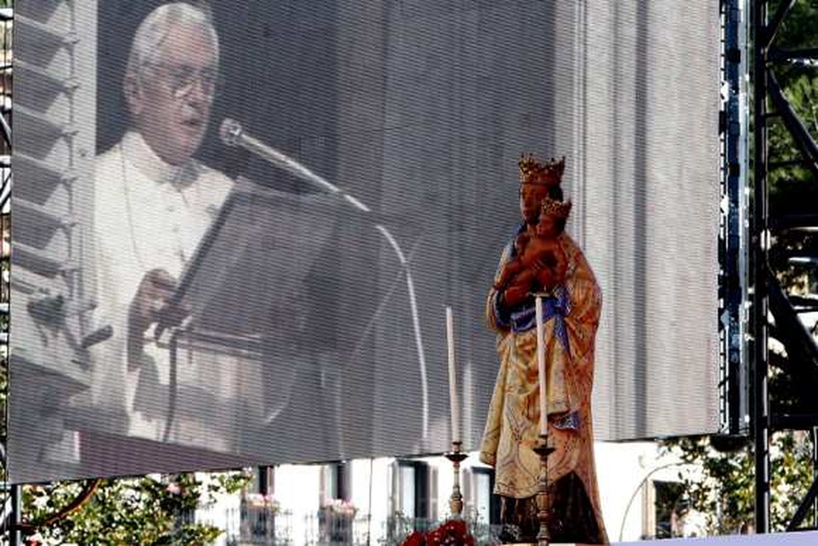 El Papa invita a los españoles a ser servidores del amor que acoge la vida