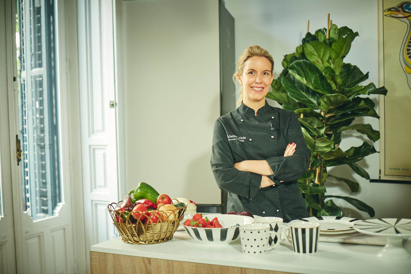 La chef Cristina Oria, con un frigorífico Bespoke de Samsung