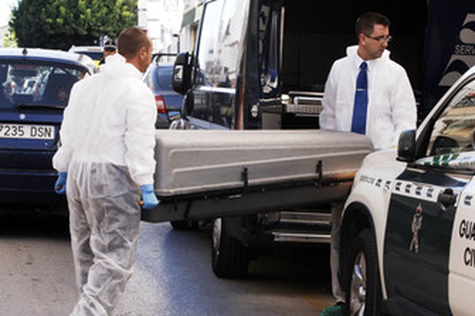 Momento en el que son trasladados los cuerpos una vez ordenado el levantamiento por el juez.