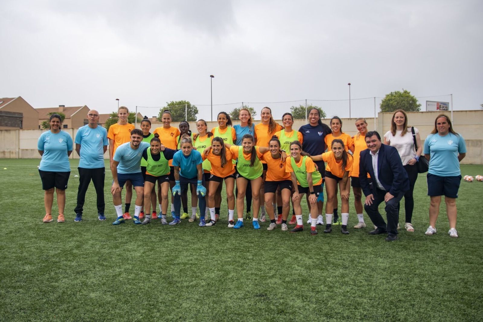 Gabriel Cruz posa junto a la plantilla del Sporting Club de Huelva.