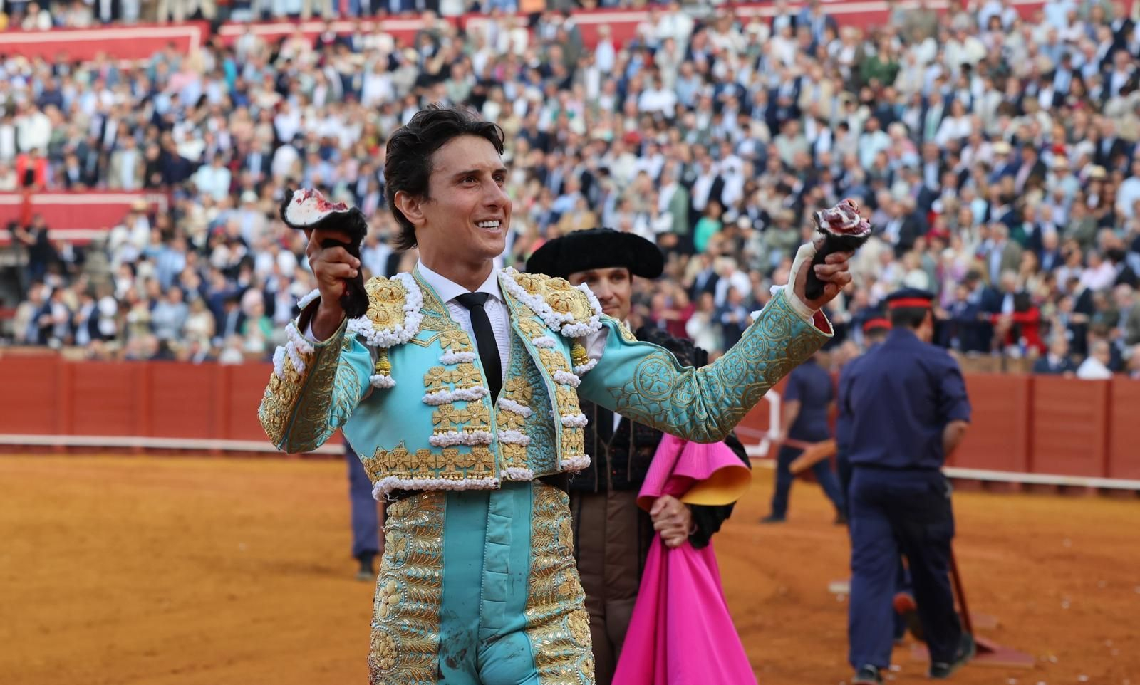 Roca Rey pasea las orejas en la Maestranza en una imagen de archivo.