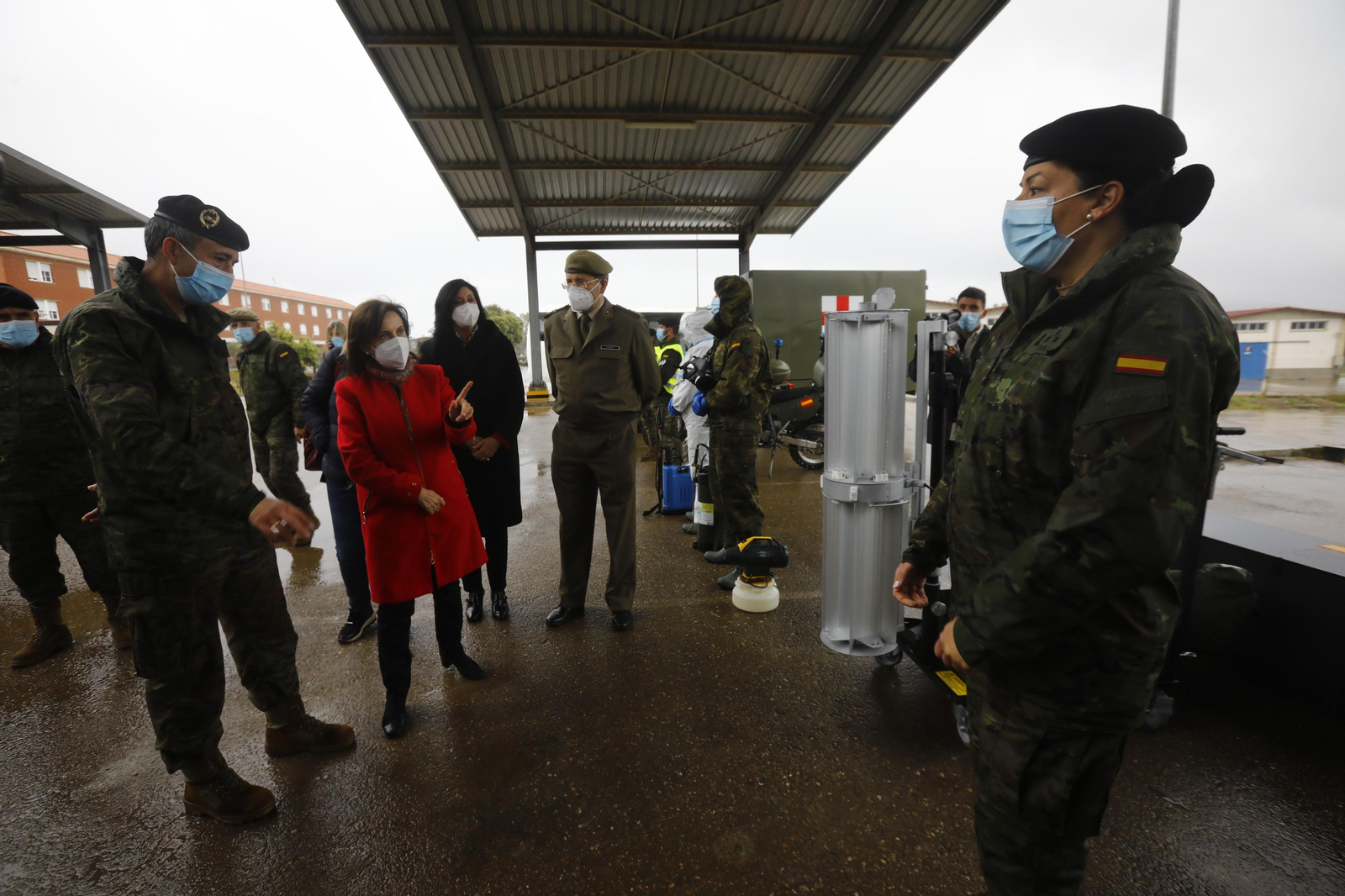 La visita de Margarita Robles a la base militar de Cerro Muriano, en imágenes