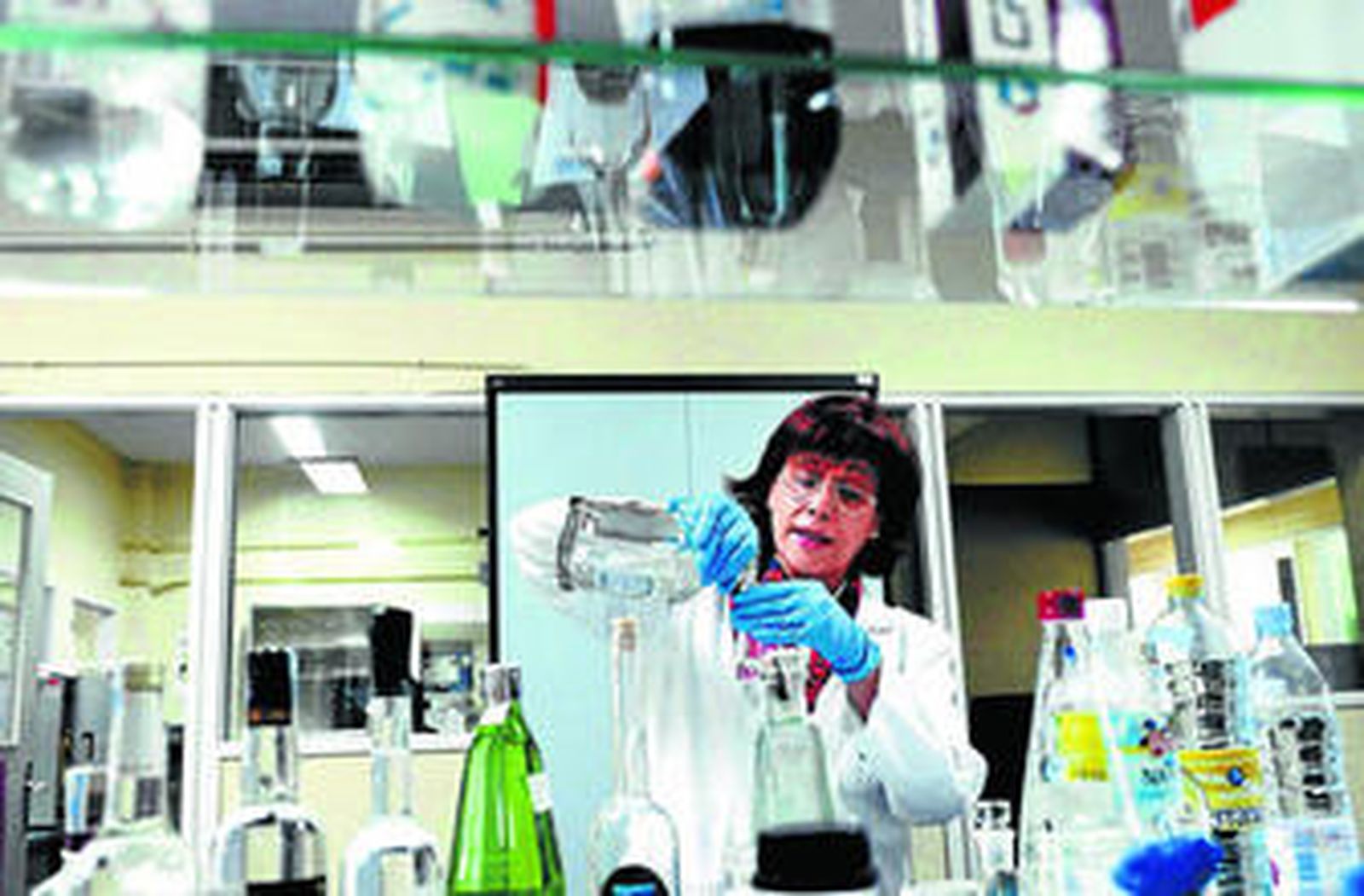 Una investigadora analiza la composición de varios líquidos enel laboratorio del Instituto Nacional de Consumo.