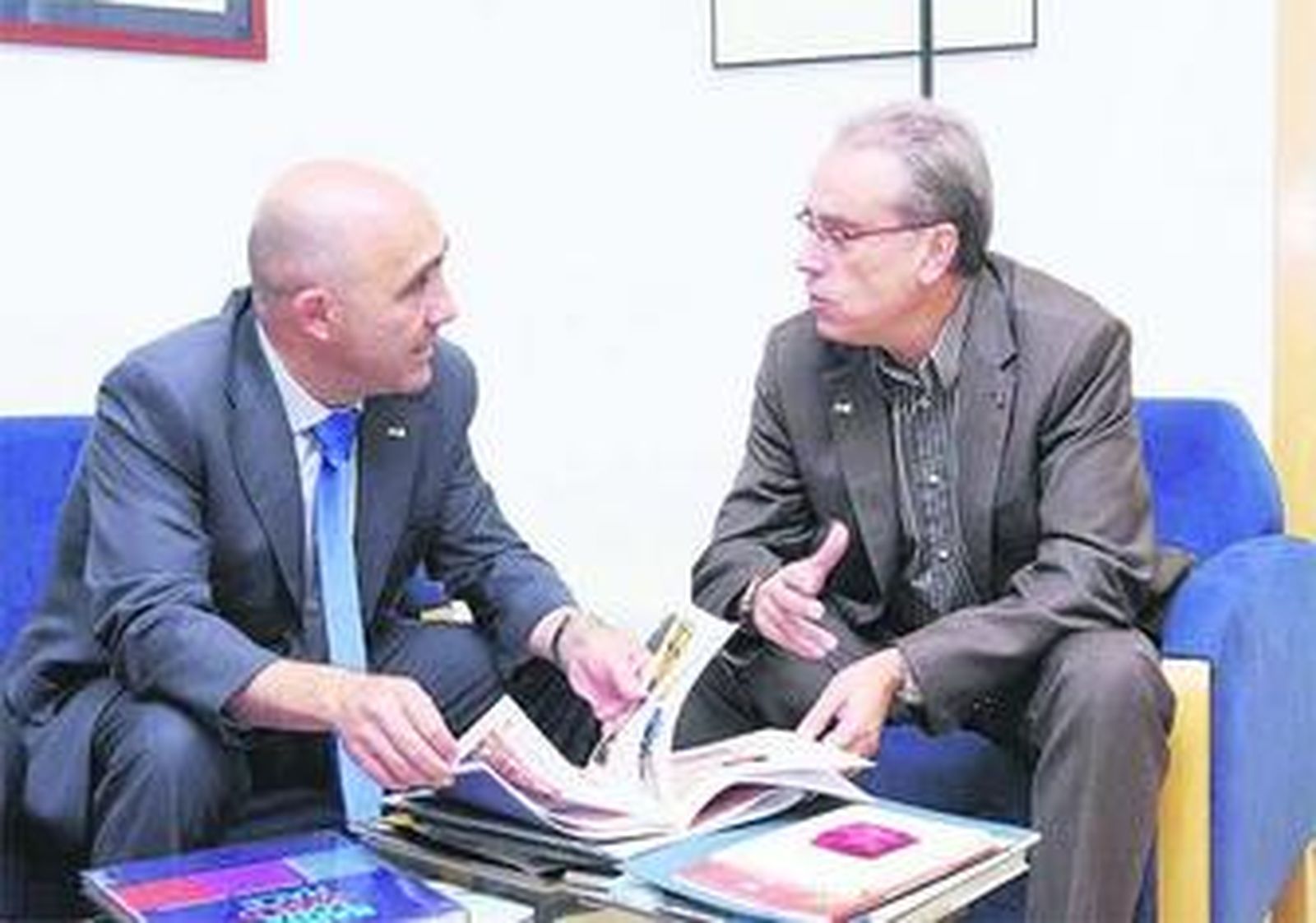 De Bernardo (i.) y Alcober, durante su reunión en Barcelona.