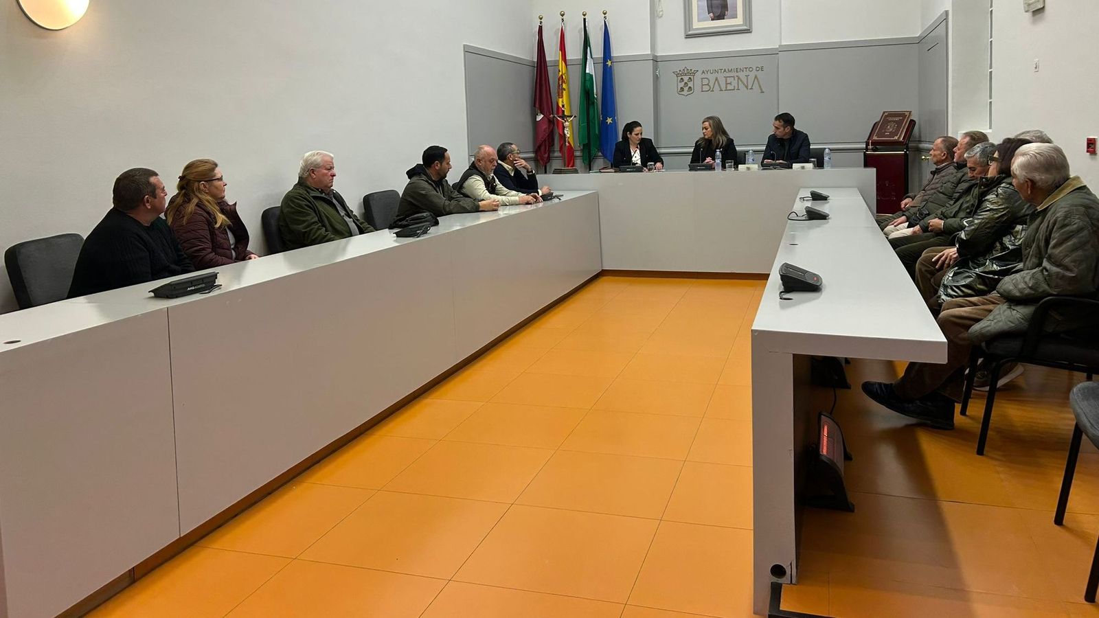Un momento de la reunión entre los agricultores, el Ayuntamiento de Baena y la Junta.