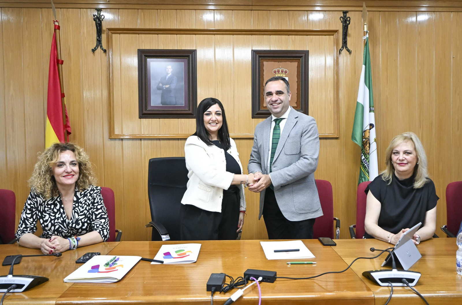 Firma del convenio entre Francisco Rodríguez, presidente de la Diputación de Granada, y Mª Dolores Cañavate, alcaldesa de Armilla Firma del convenio entre Francisco Rodríguez, presidente de la Diputación de Granada, y Mª Dolores Cañavate, alcaldesa de Armilla
