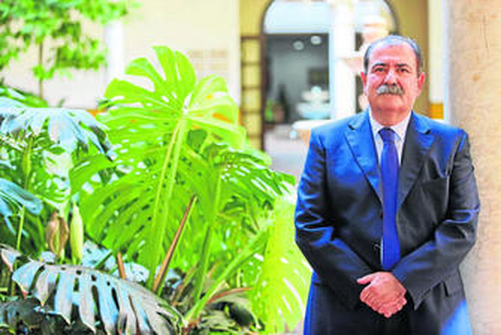 "Debería haber hospitales específicos y muy cualificados para personas mayores"