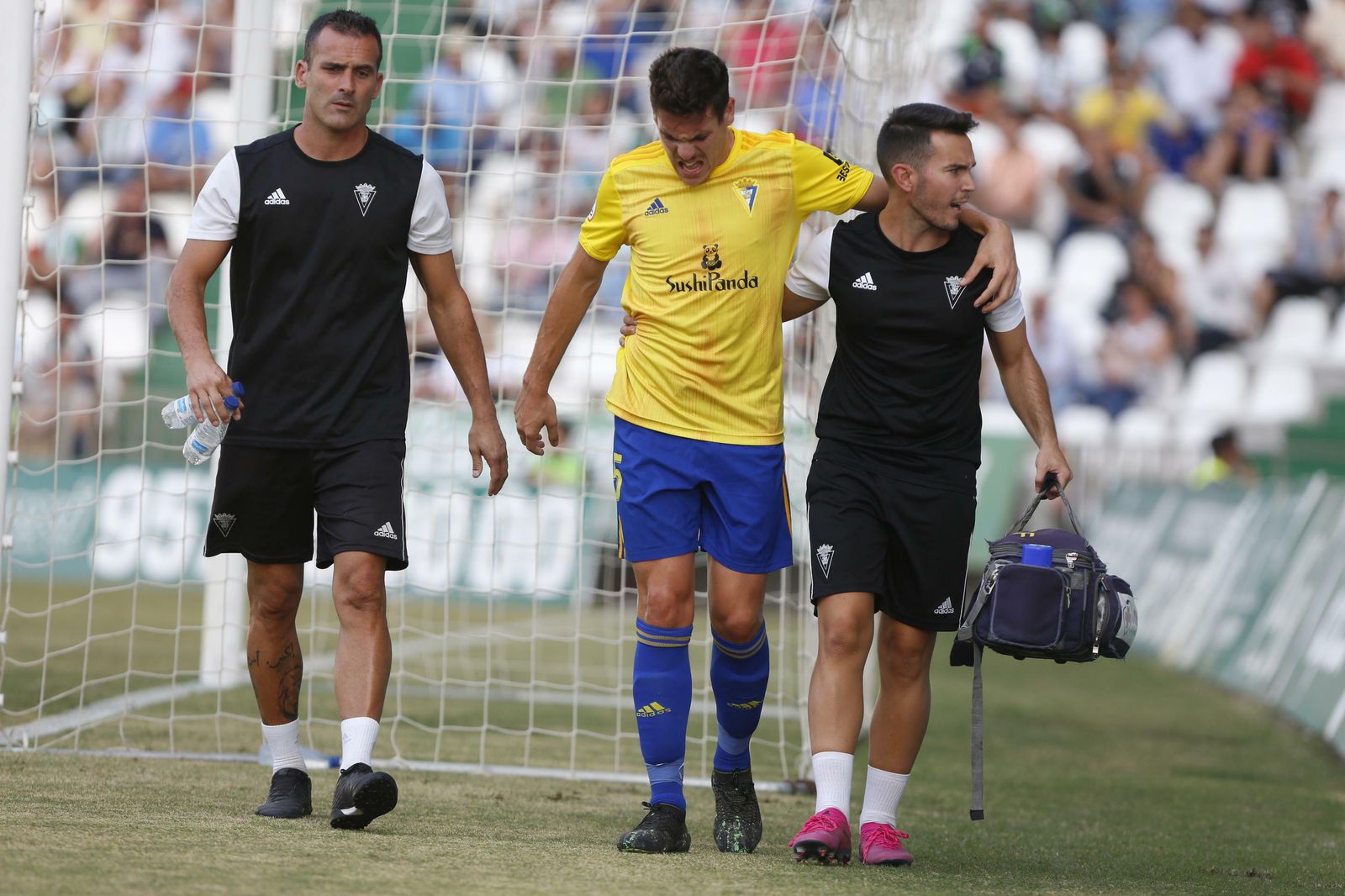 El cadista Moi se retira lesionado del campo del Córdoba.