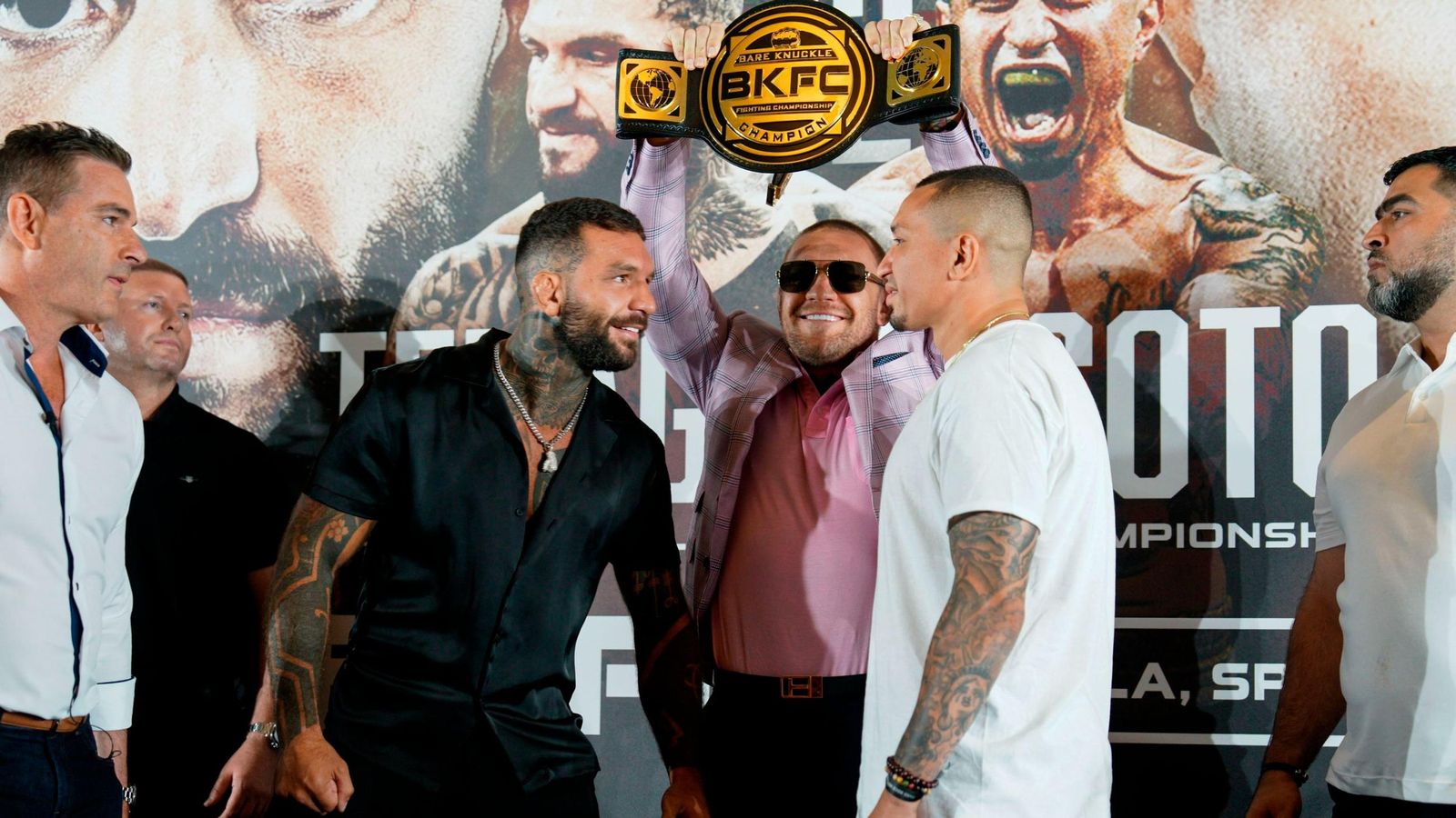 Los luchadores Franco Tenaglia y Tony Soto en la presentación de la BKFC.